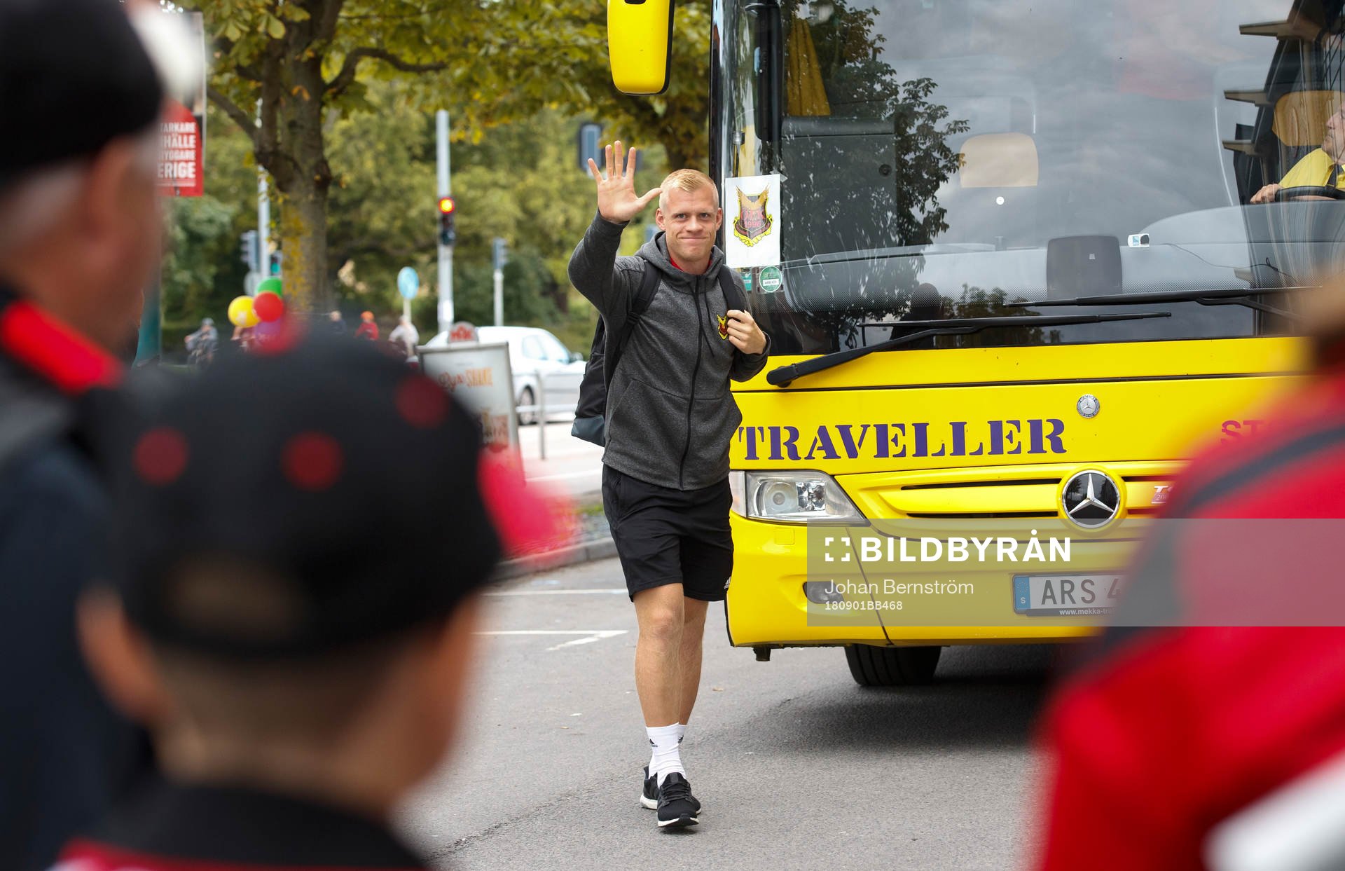 Östersunds målvaktstränare Linus Eriksson hälsar på