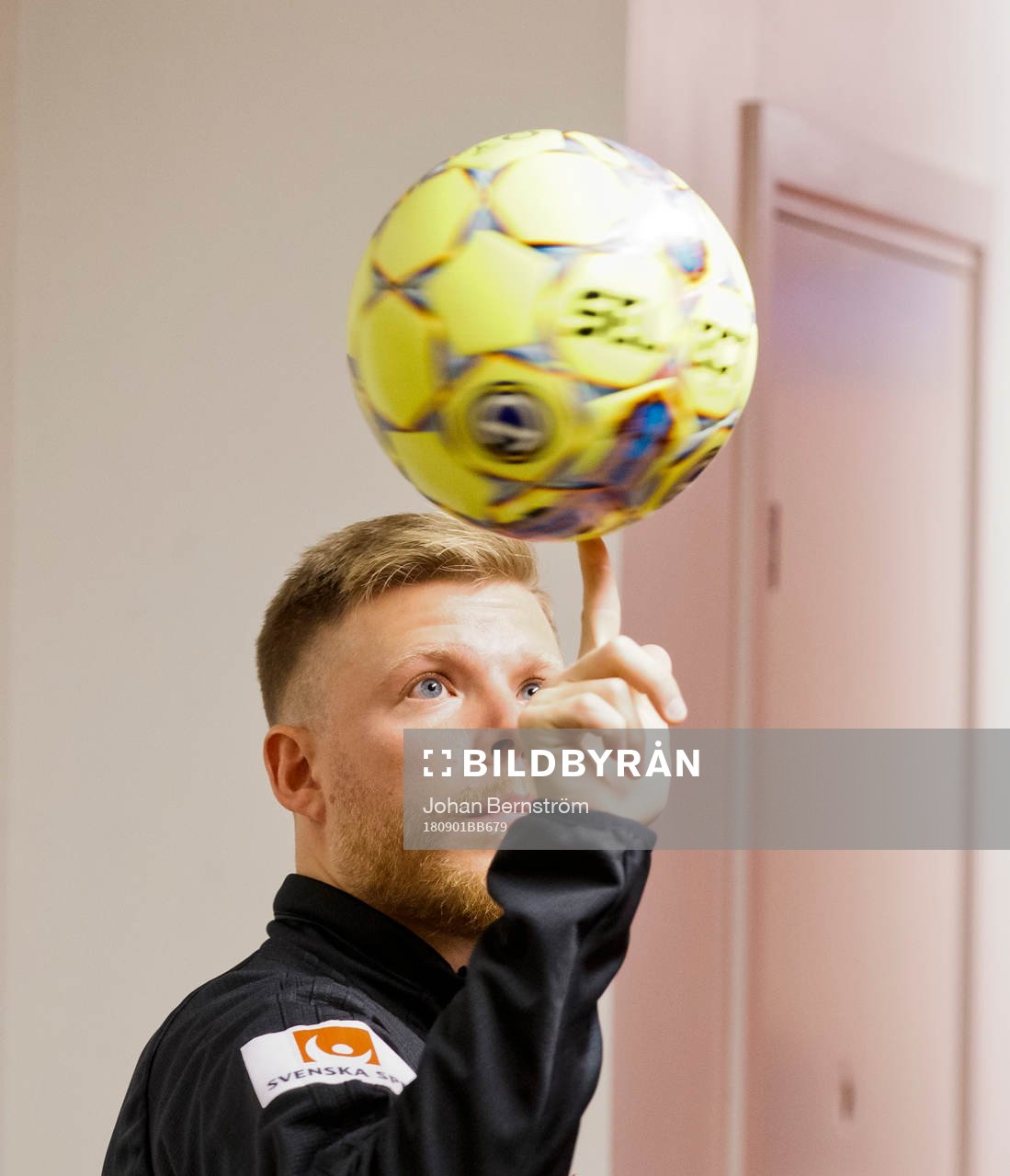 En Östersunds personal snurrar en boll på fingret
