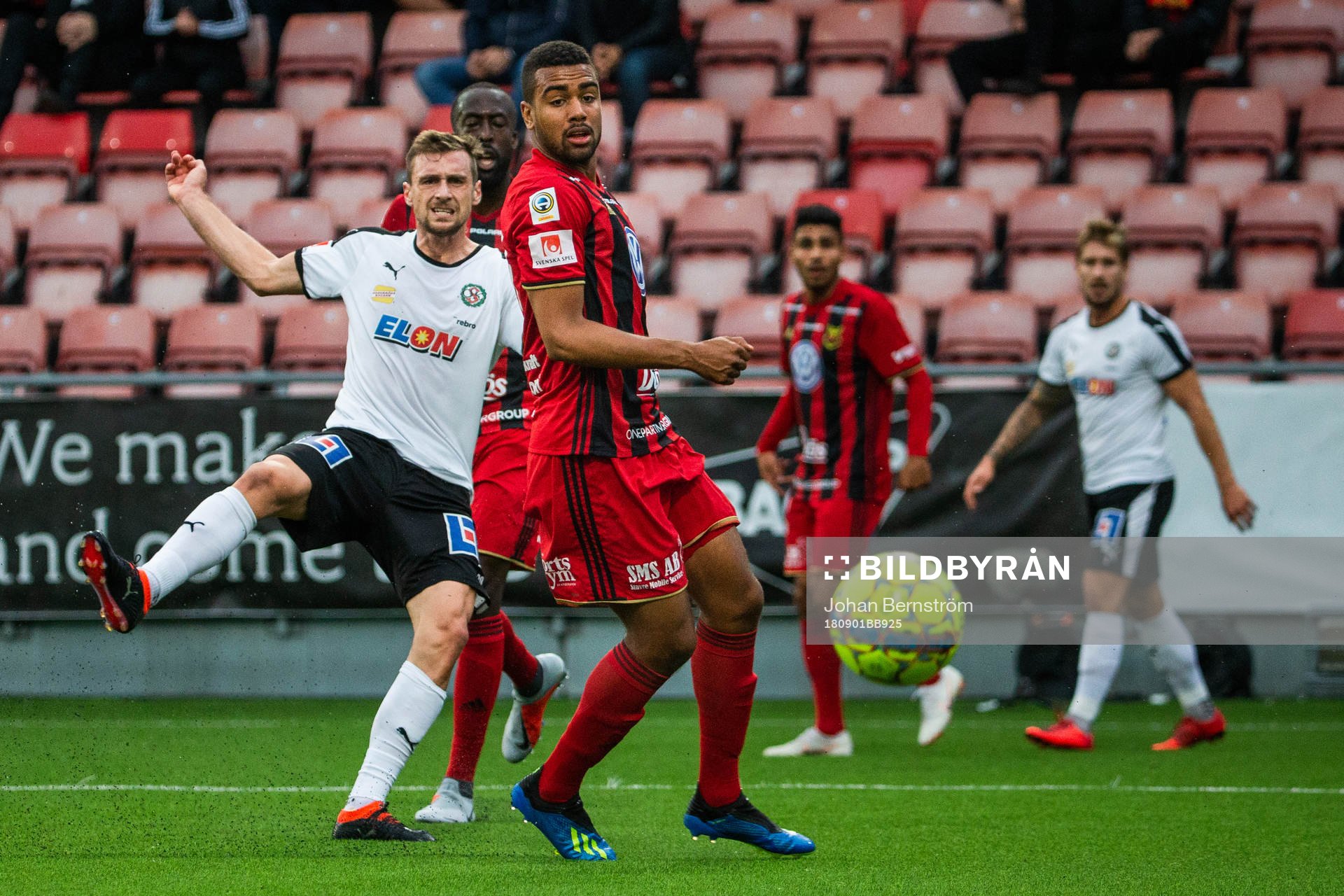 Örebros Filip Rogic testar skott