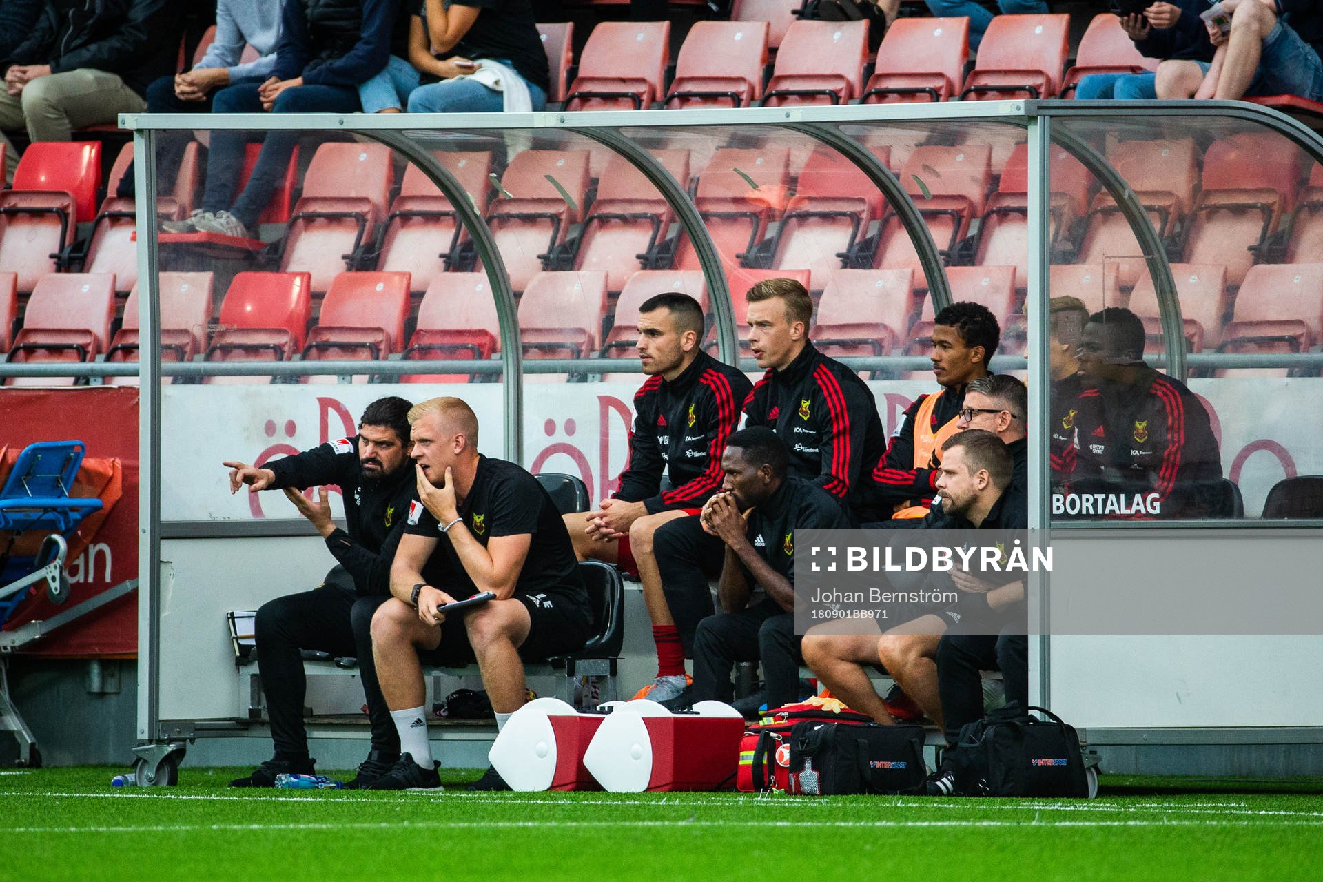 Östersunds målvaktstränare Linus Eriksson med resten av