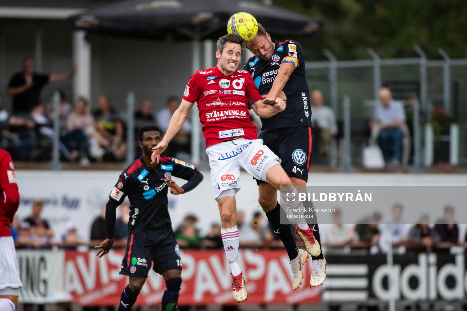Degerfors Marcus de Bruin och Helsingborgs Andreas Granqvist i en nickduell under fotbollsmatchen i superettan mellan Degerfors och Helsingborg den 1 september i Degerfors.
