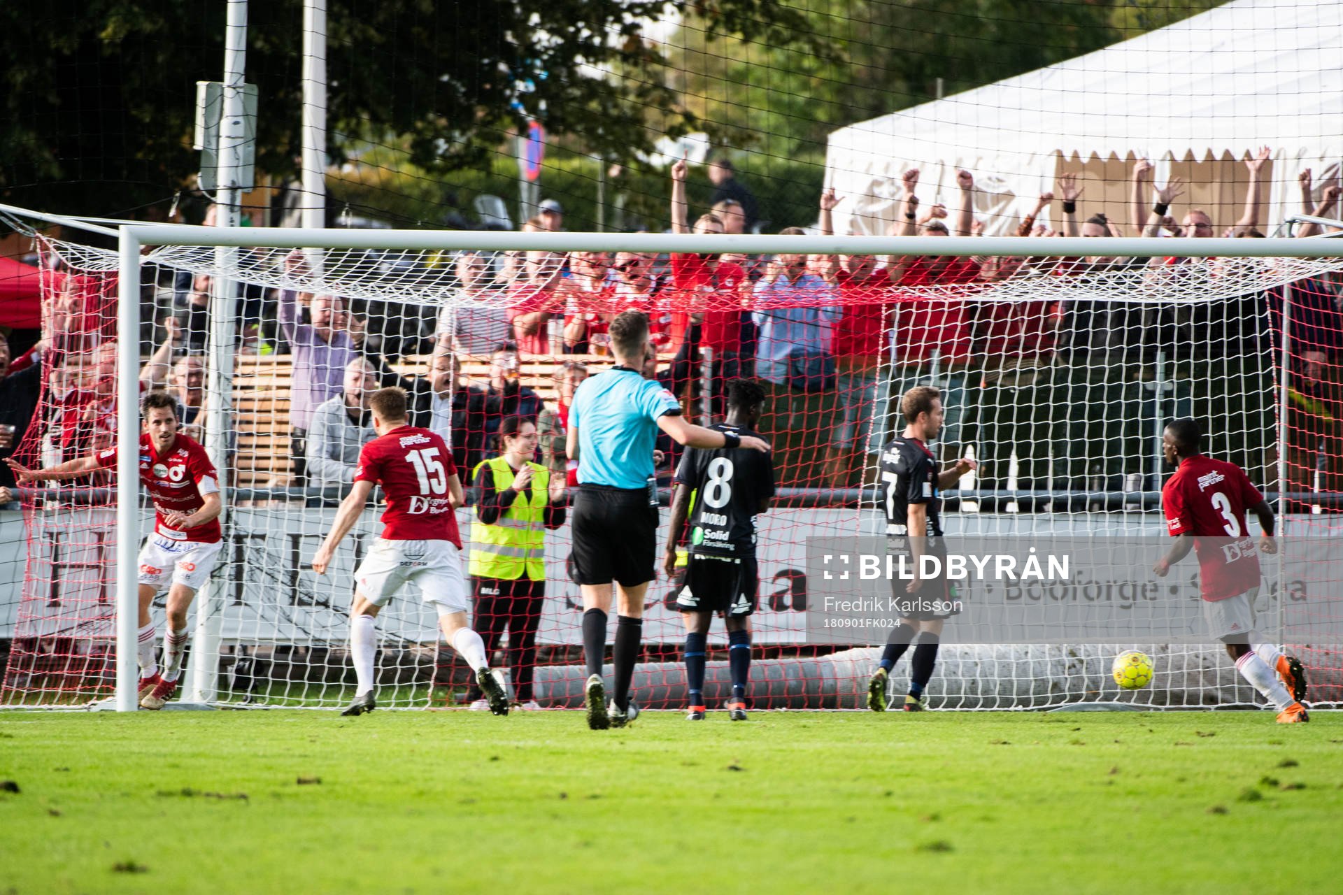 Degerfors Marcus de Bruin jublar efter 1-1 under fotbollsmatchen i superettan mellan Degerfors och Helsingborg den 1 september i Degerfors.