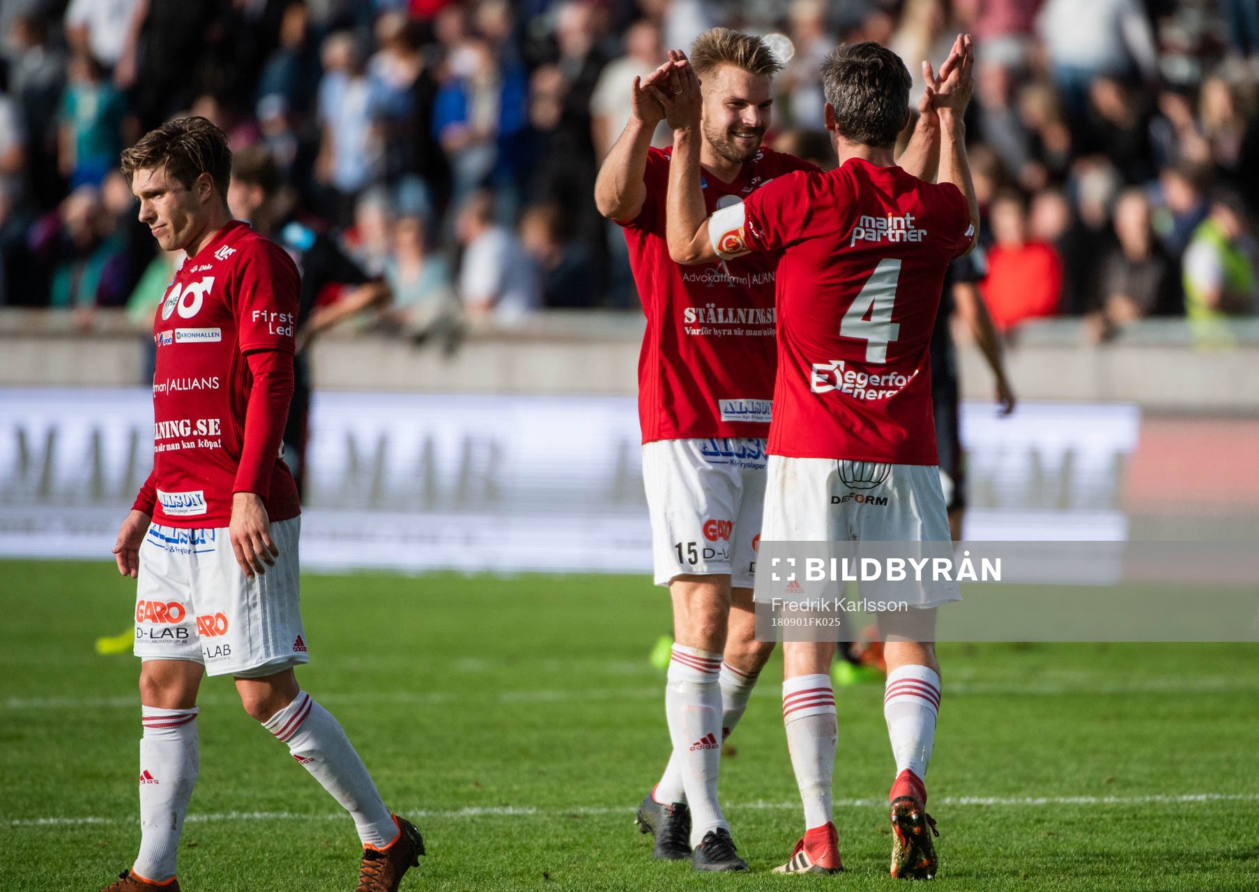 Degerfors Erik Björndahl och Marcus de Bruin jublar efter fotbollsmatchen i superettan mellan Degerfors och Helsingborg den 1 september i Degerfors.