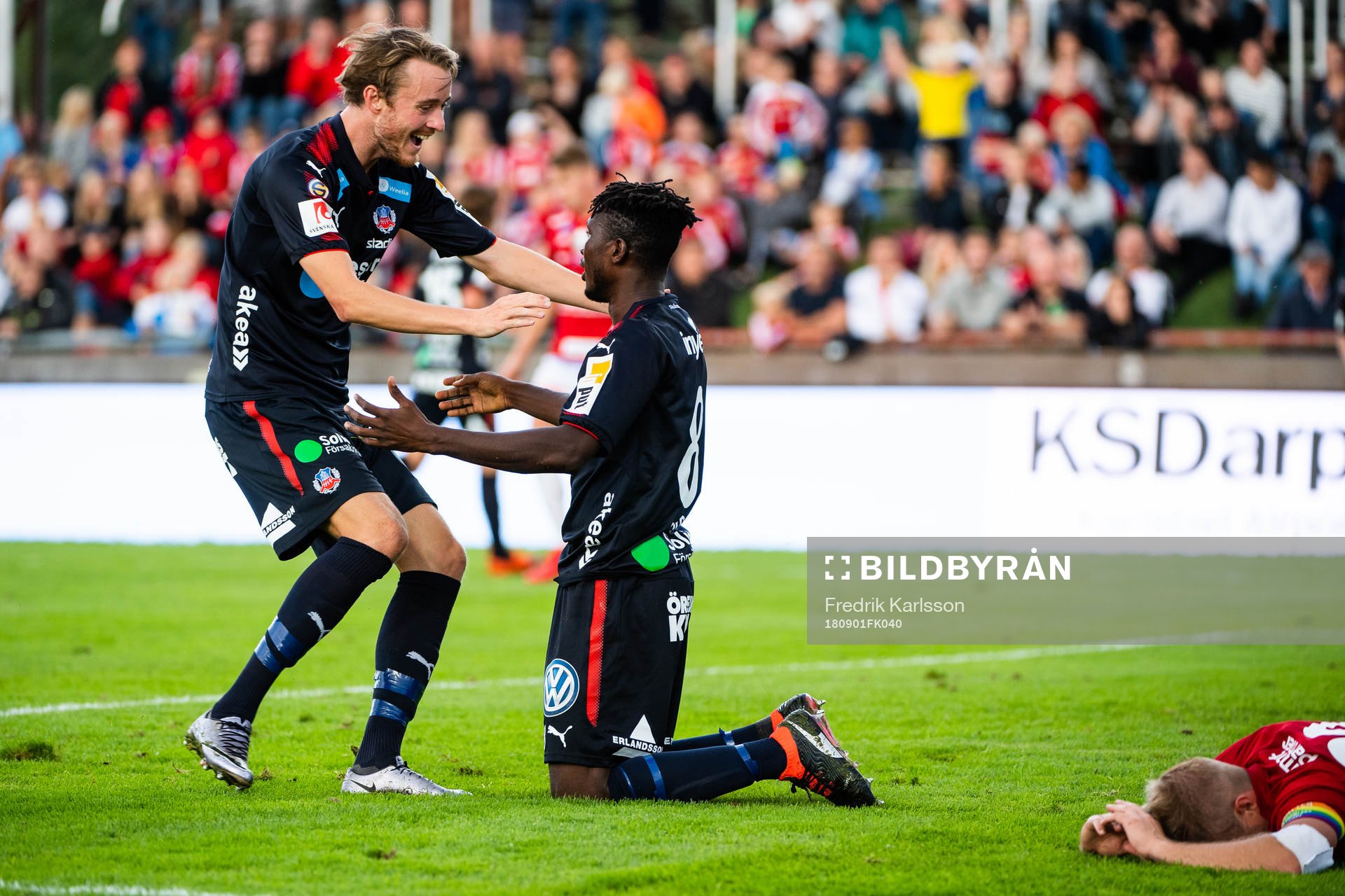 Helsingborgs Rasmus Jönsson jublar tillsammans med Mamudu Moro efter Mamudu gjort 0-1 under fotbollsmatchen i superettan mellan Degerfors och Helsingborg den 1 september i Degerfors.