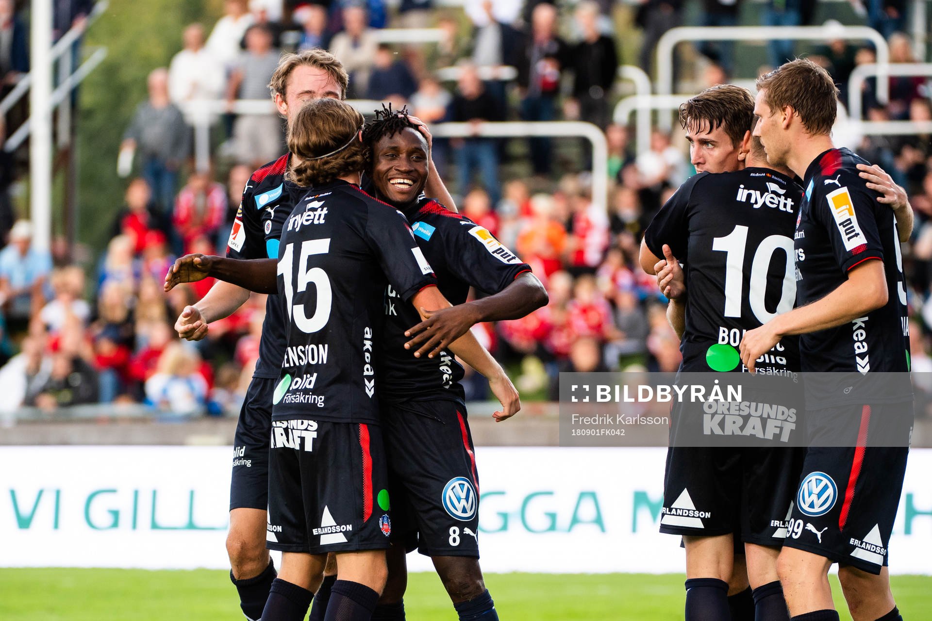 Helsingborgs Mamudu Moro jublar med lagkamrater efter han gjort 0-1 under fotbollsmatchen i superettan mellan Degerfors och Helsingborg den 1 september i Degerfors.