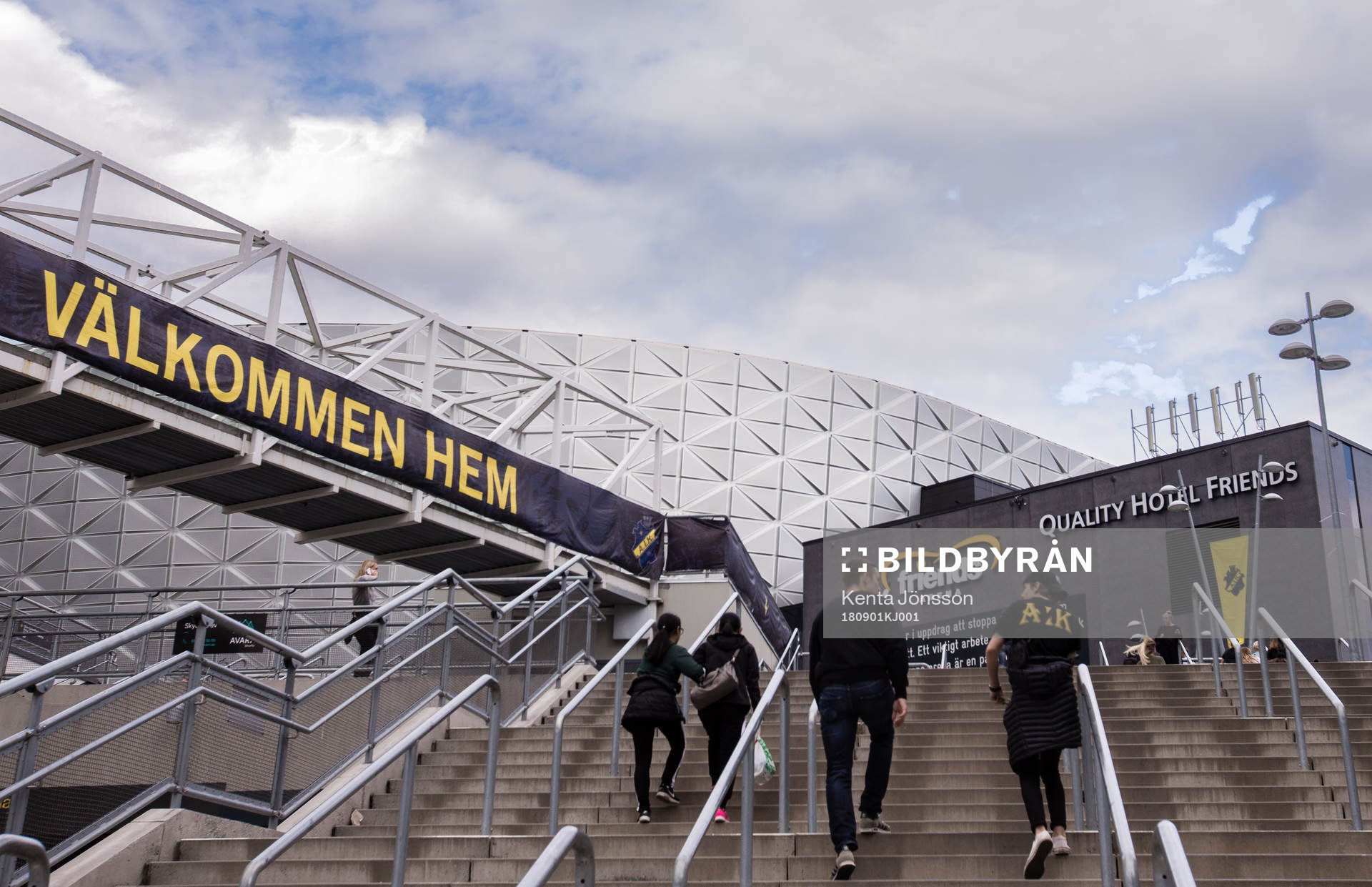 Exteriör av Friends Arena innan fotbollsmatchen i