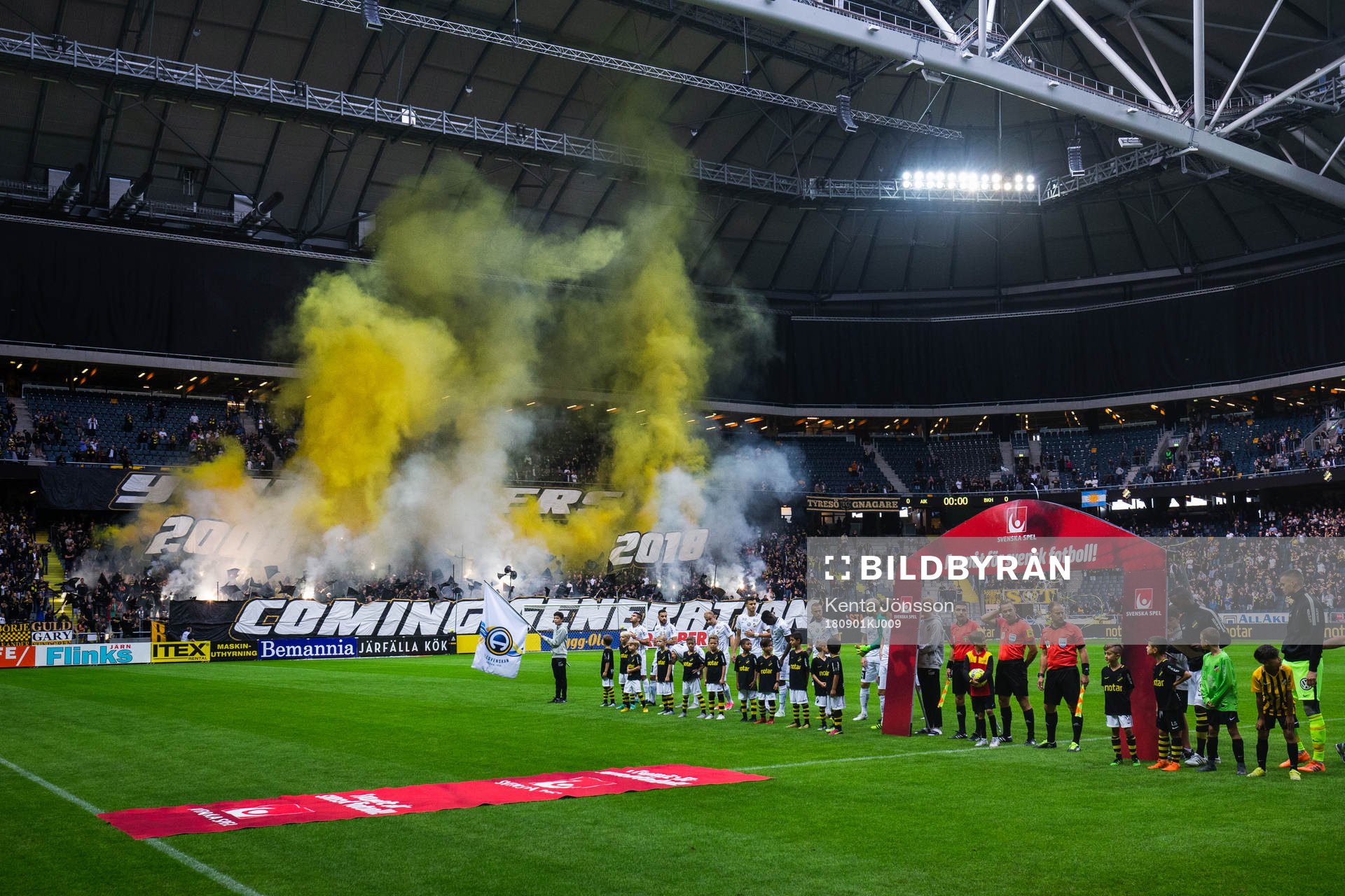 s supportrar bränner bengaler innan fotbollsmatchen i