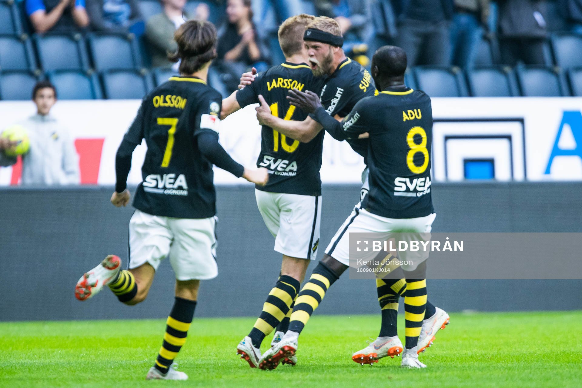 s Sebastian Larsson blir omkramad