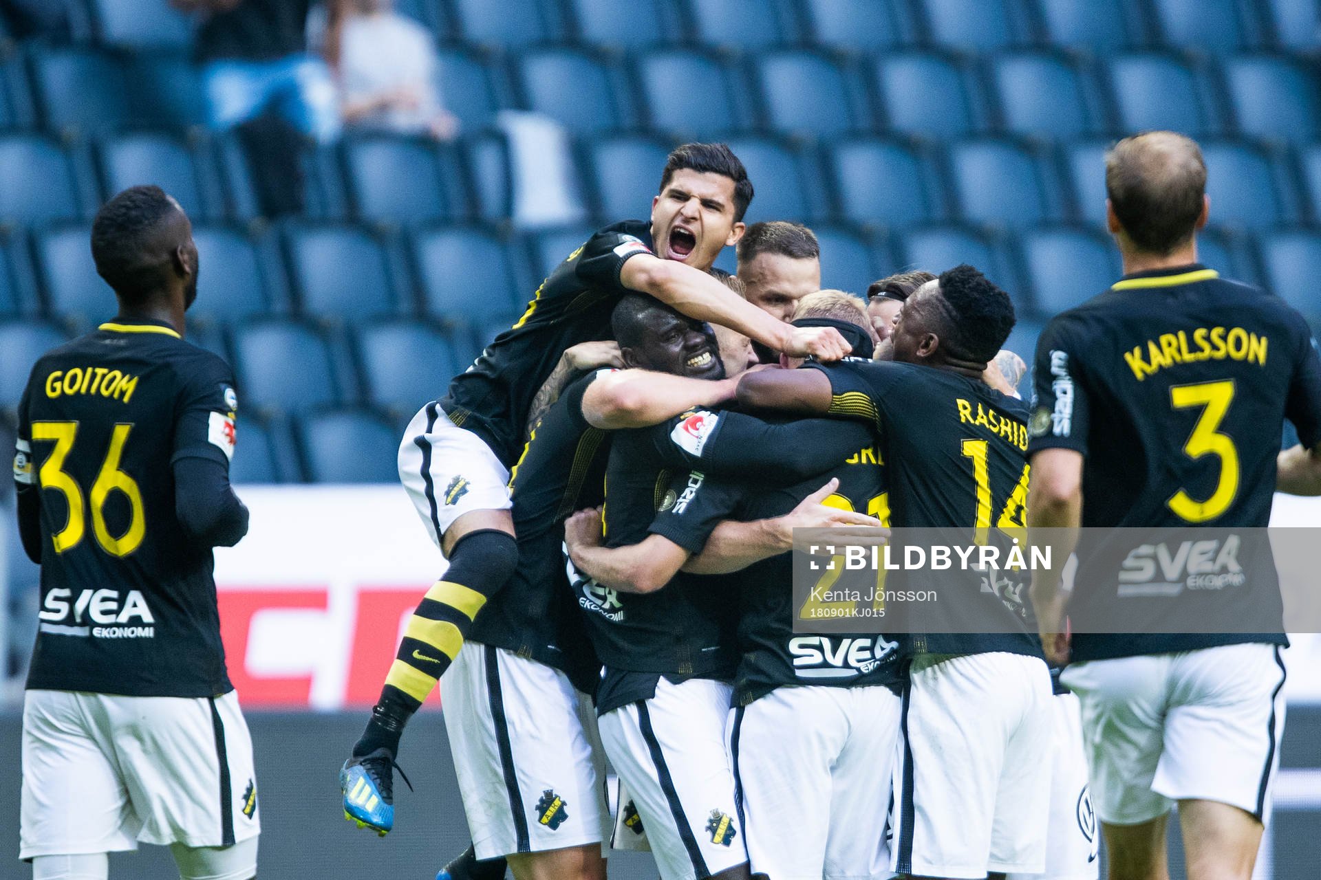 s Sebastian Larsson blir omkramad
