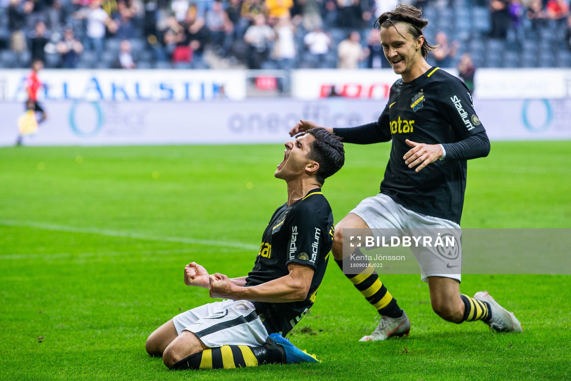 s Tarik Elyounoussi och Kristoffer Olsson jublar