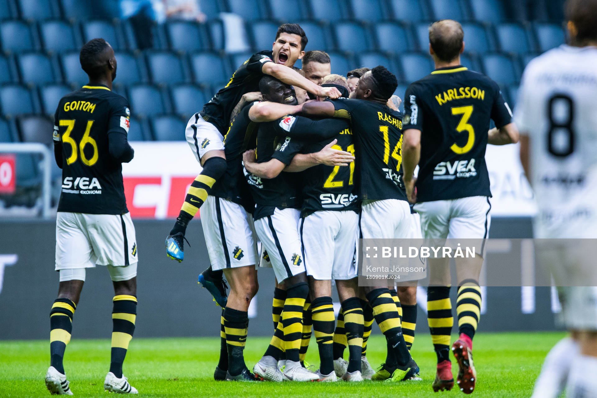 s Sebastian Larsson blir omkramad