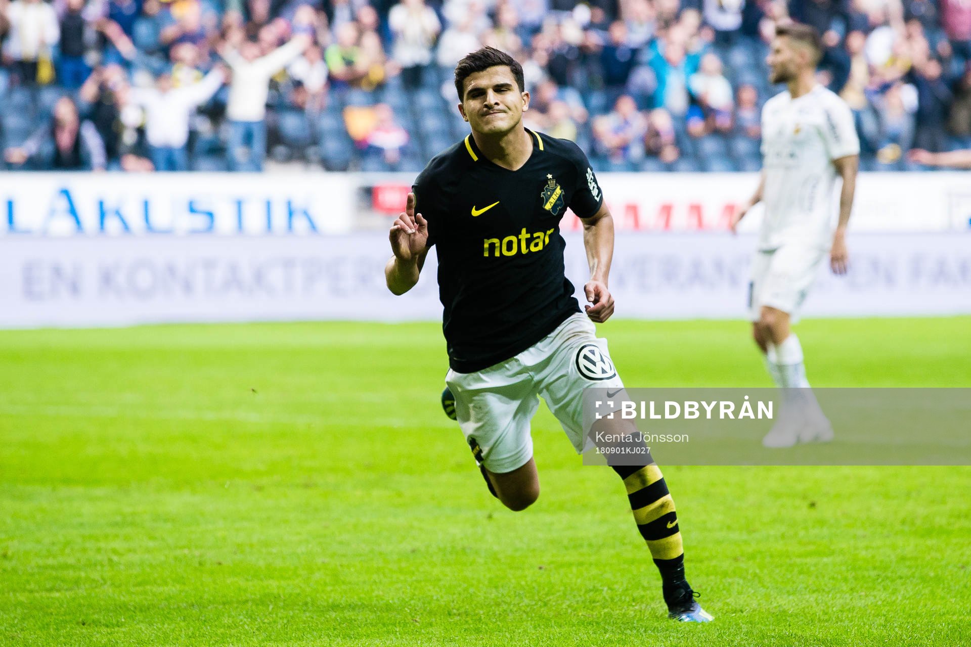 s Tarik Elyounoussi jublar