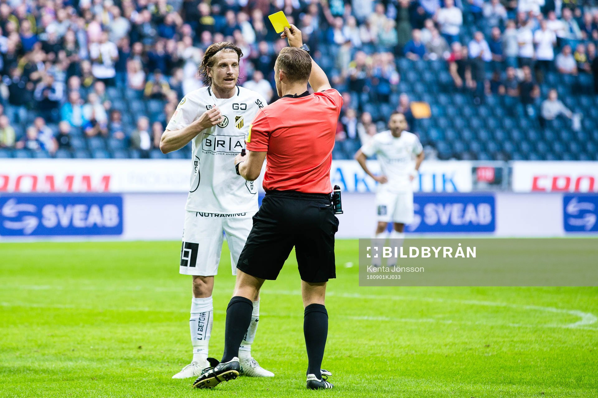 Häckens Erik Friberg får ett gult kort av domare