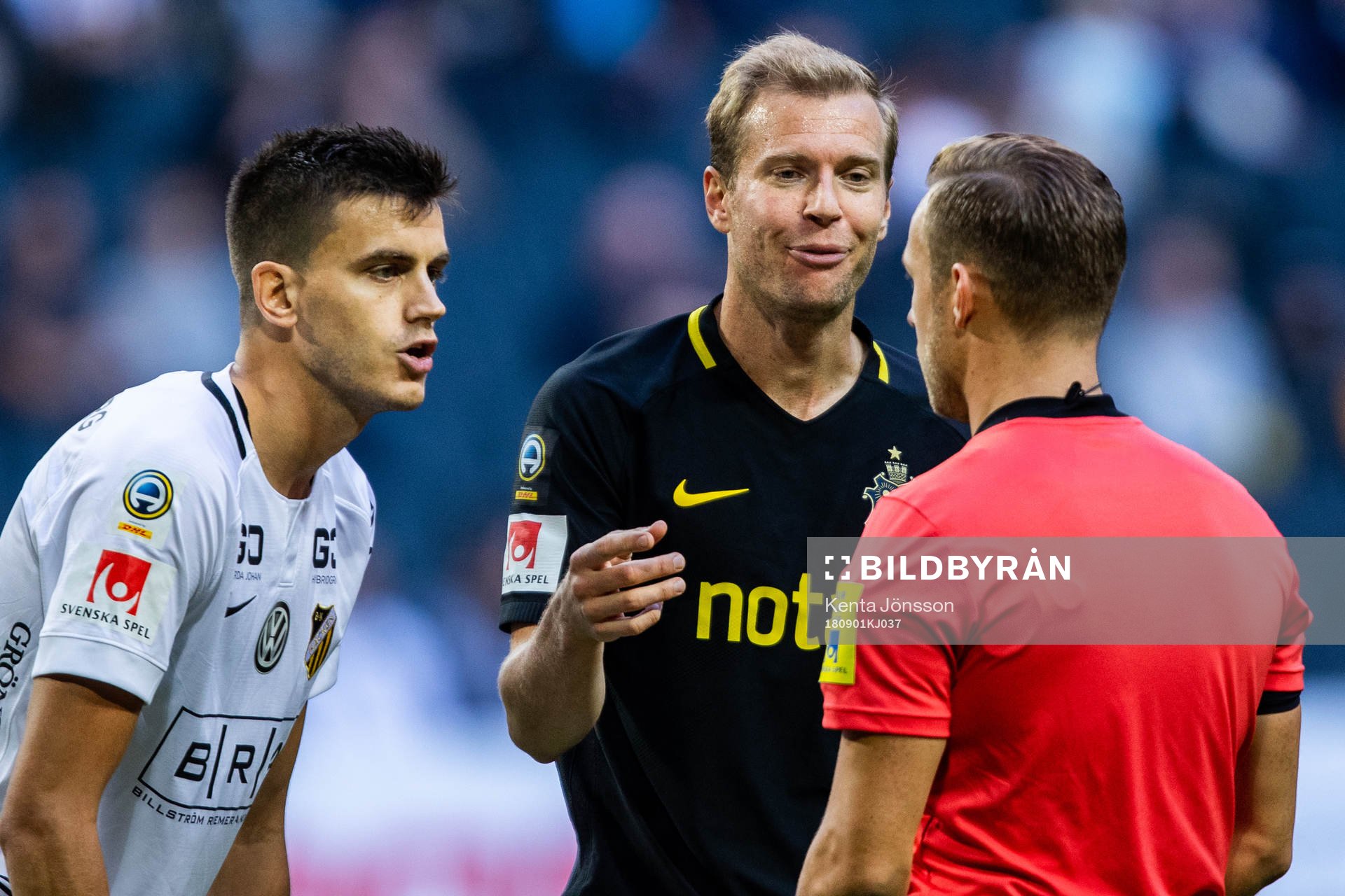 s Per Karlsson diskuterar med domaren