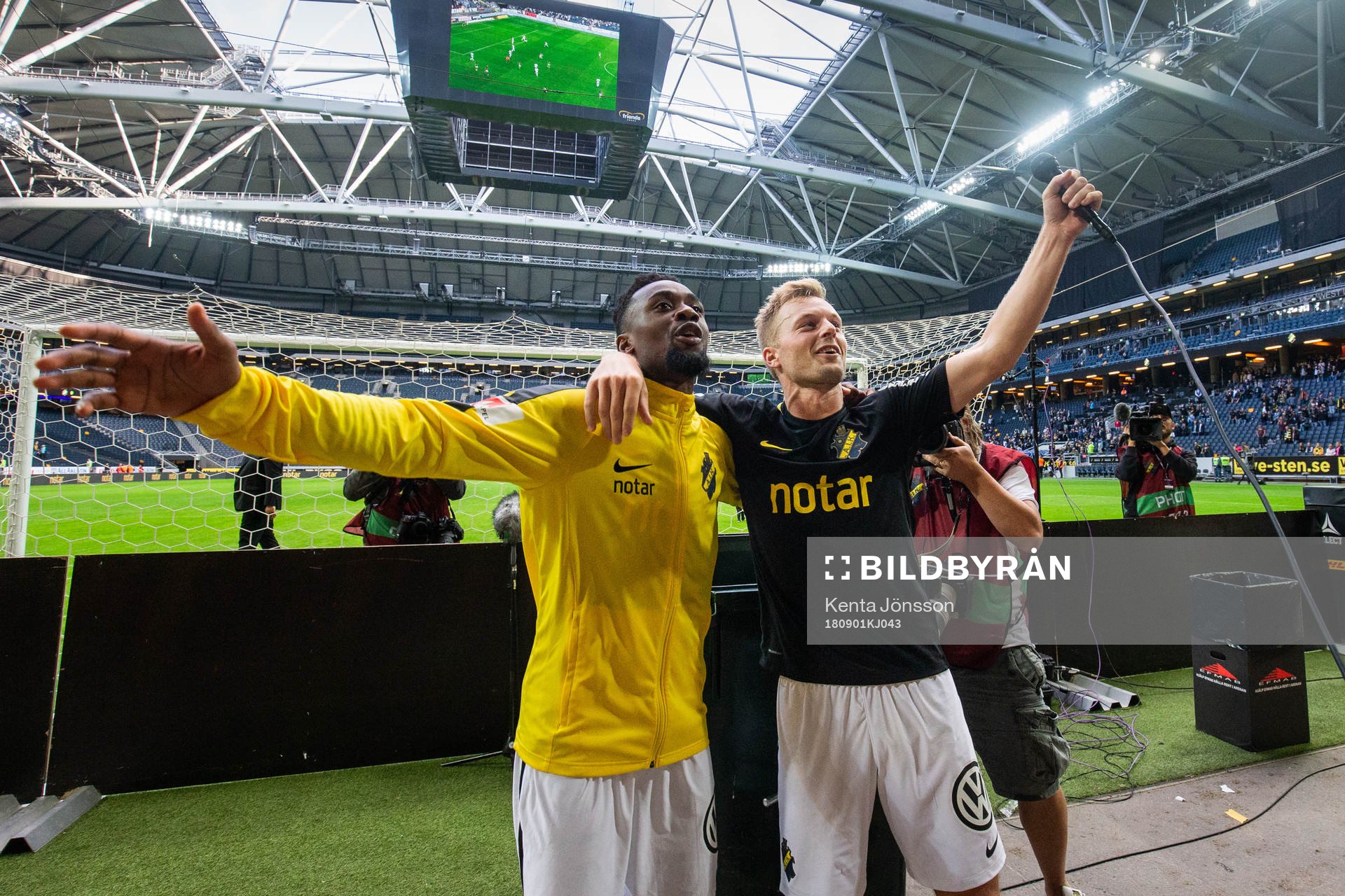 s Heradi Rashidi och Sebastian Larsson jublar