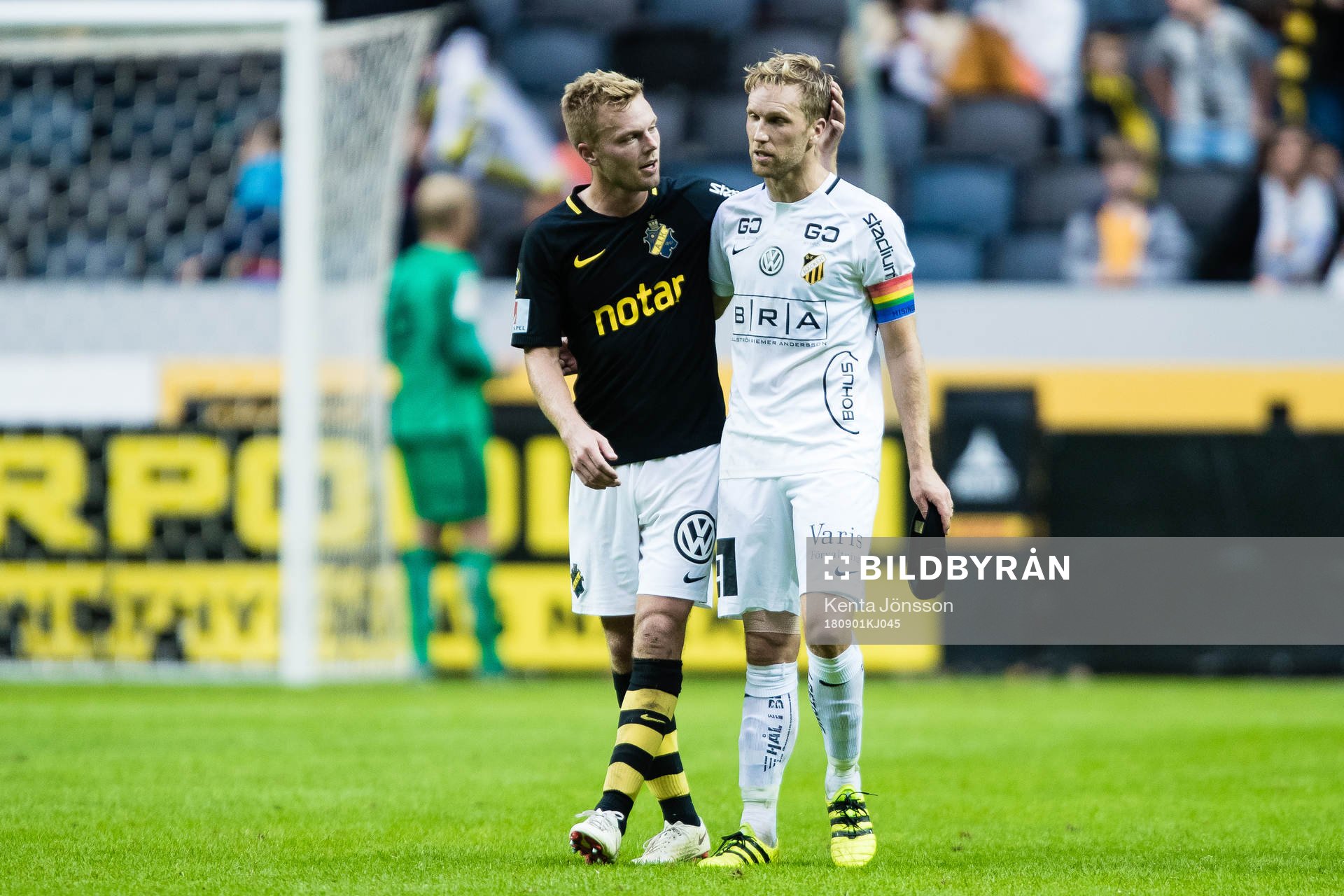 s Sebastian Larsson tröstar Häckens Rasmus Lindgren