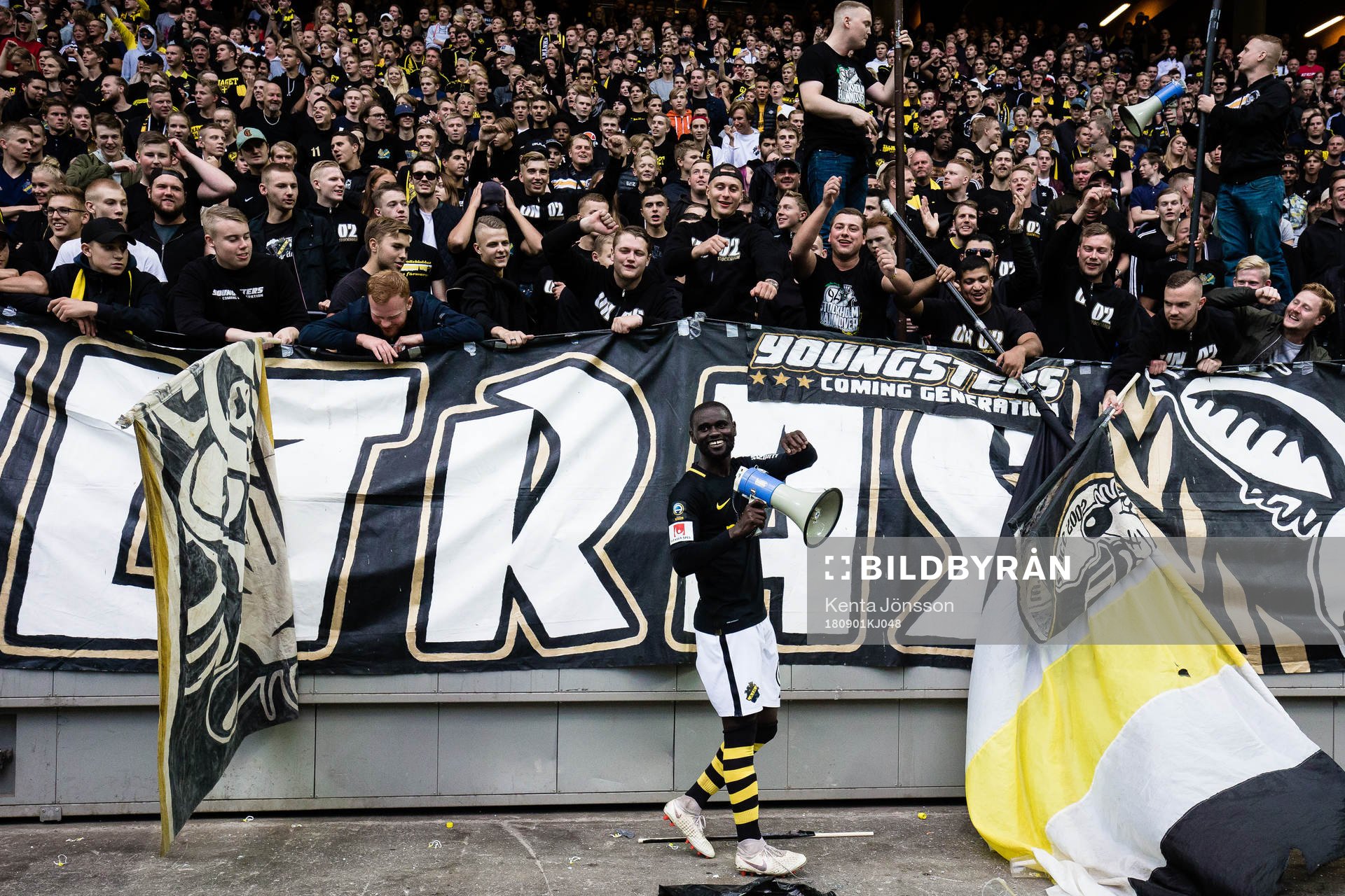 s Enoch Kofi Adu jublar med supportrar