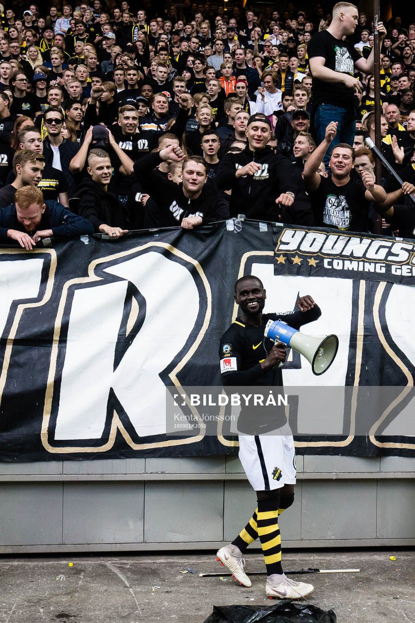 s Enoch Kofi Adu jublar med supportrar
