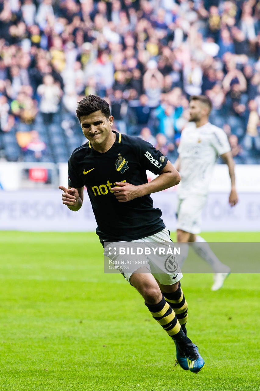 s Tarik Elyounoussi jublar