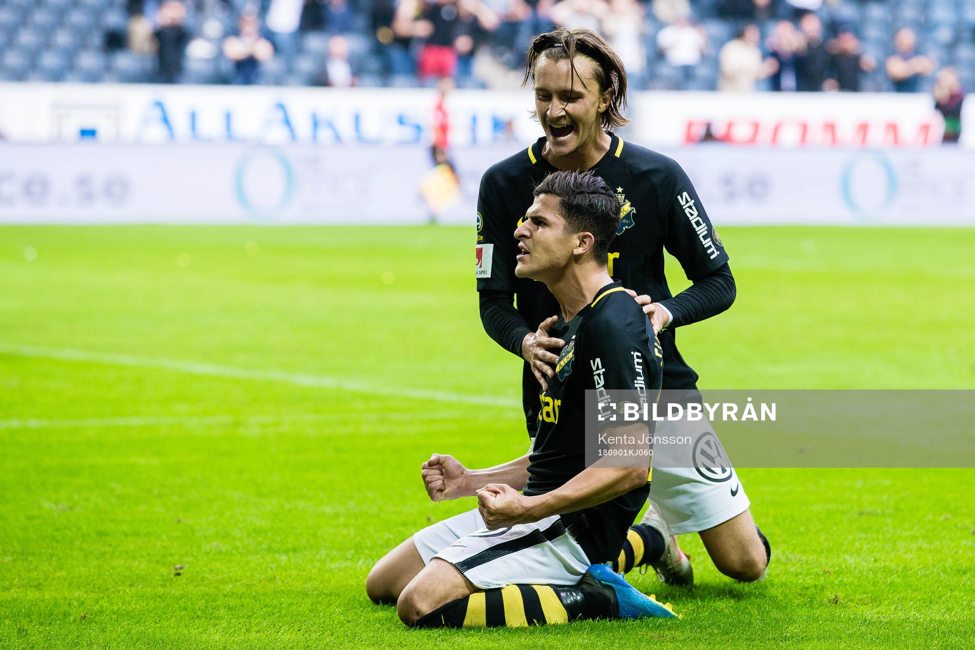 s Tarik Elyounoussi jublar med Kristoffer Olsson