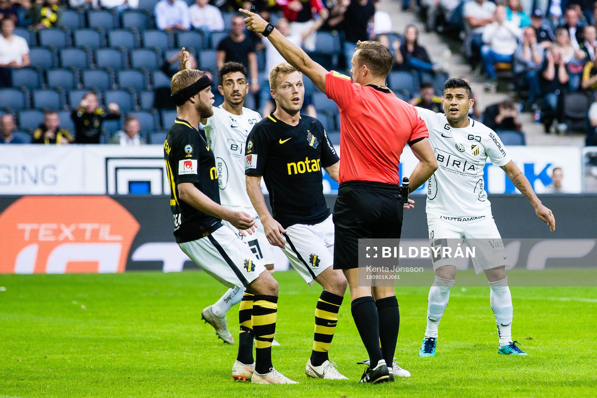s straff område medan AIK:s Sebastian Larsson och Daniel