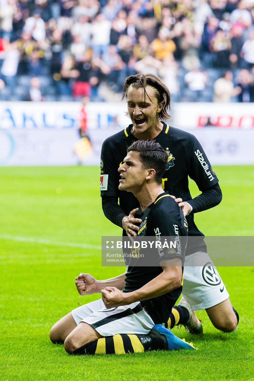 s Tarik Elyounoussi jublar med Kristoffer Olsson