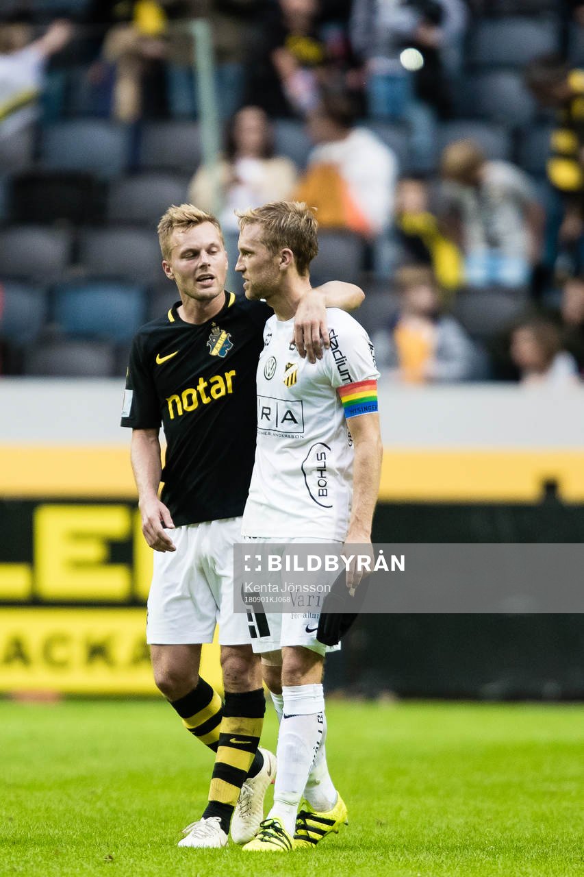 s Sebastian Larsson tröstar Häckens Rasmus Lindgren