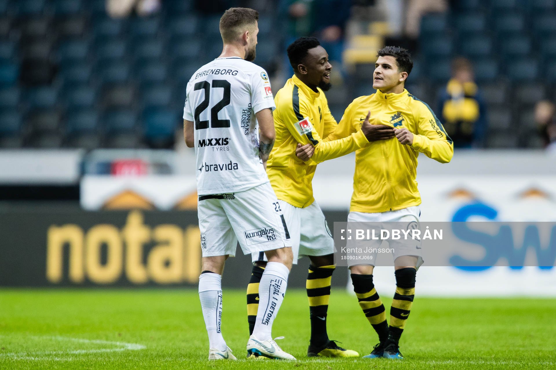 AIK:s Tarik Elyounoussi och Heradi Rashidi jublar efter fotbollsmatchen i Allsvenskan mellan AIK och Häcken den 1 September 2018 i Stockholm. 