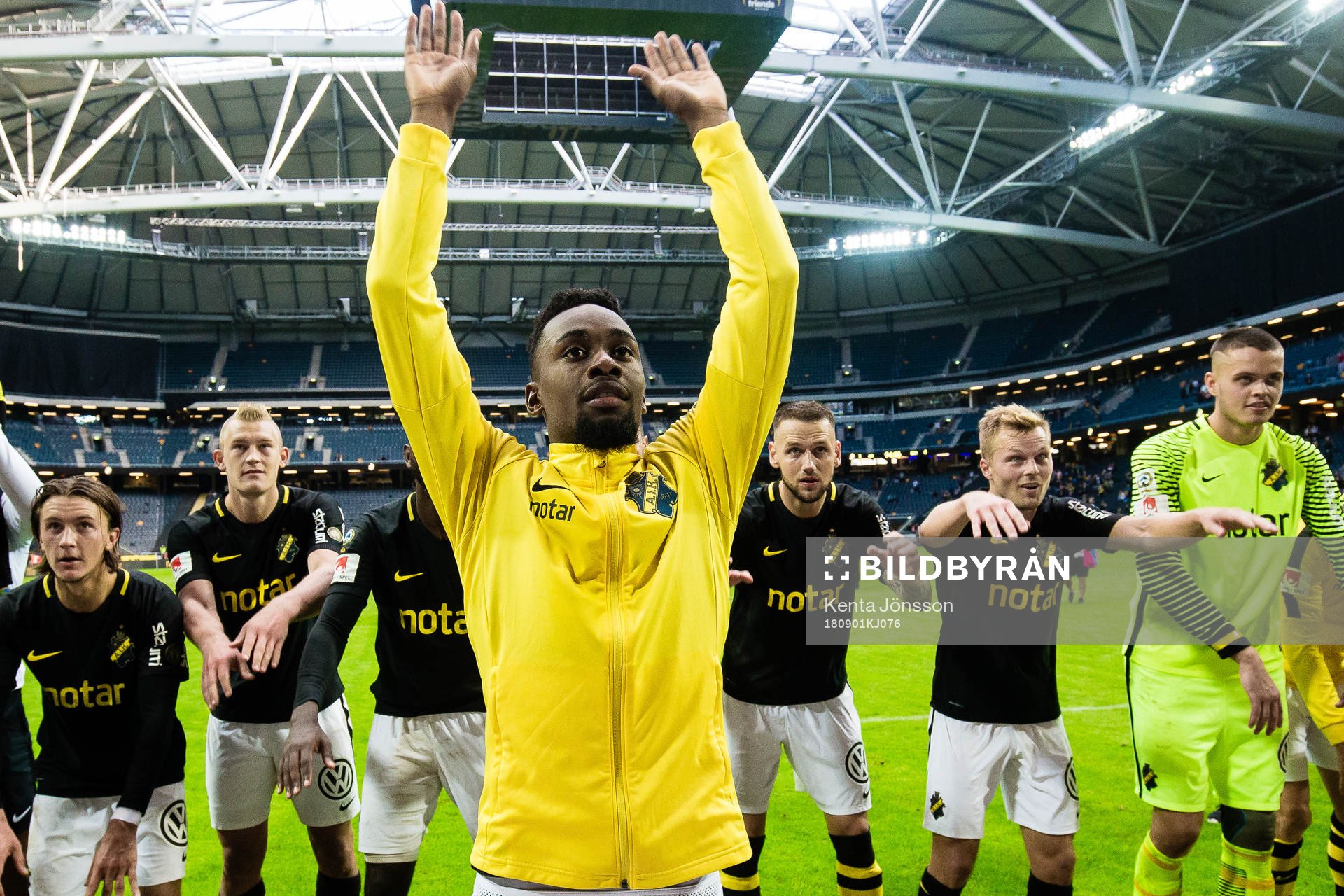 s Heradi Rashidi jublar med lagkamrater