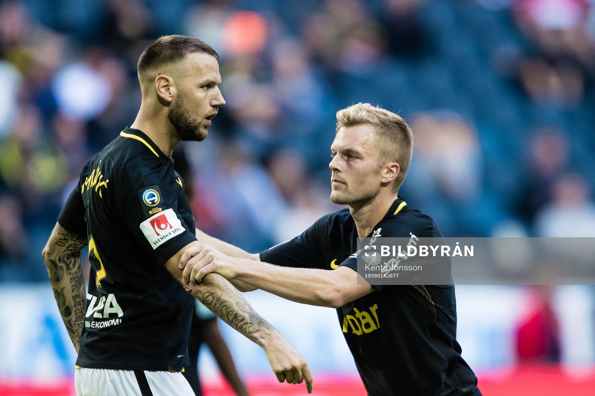 s Alexander Milosevic hejdas av Sebastian Larsson