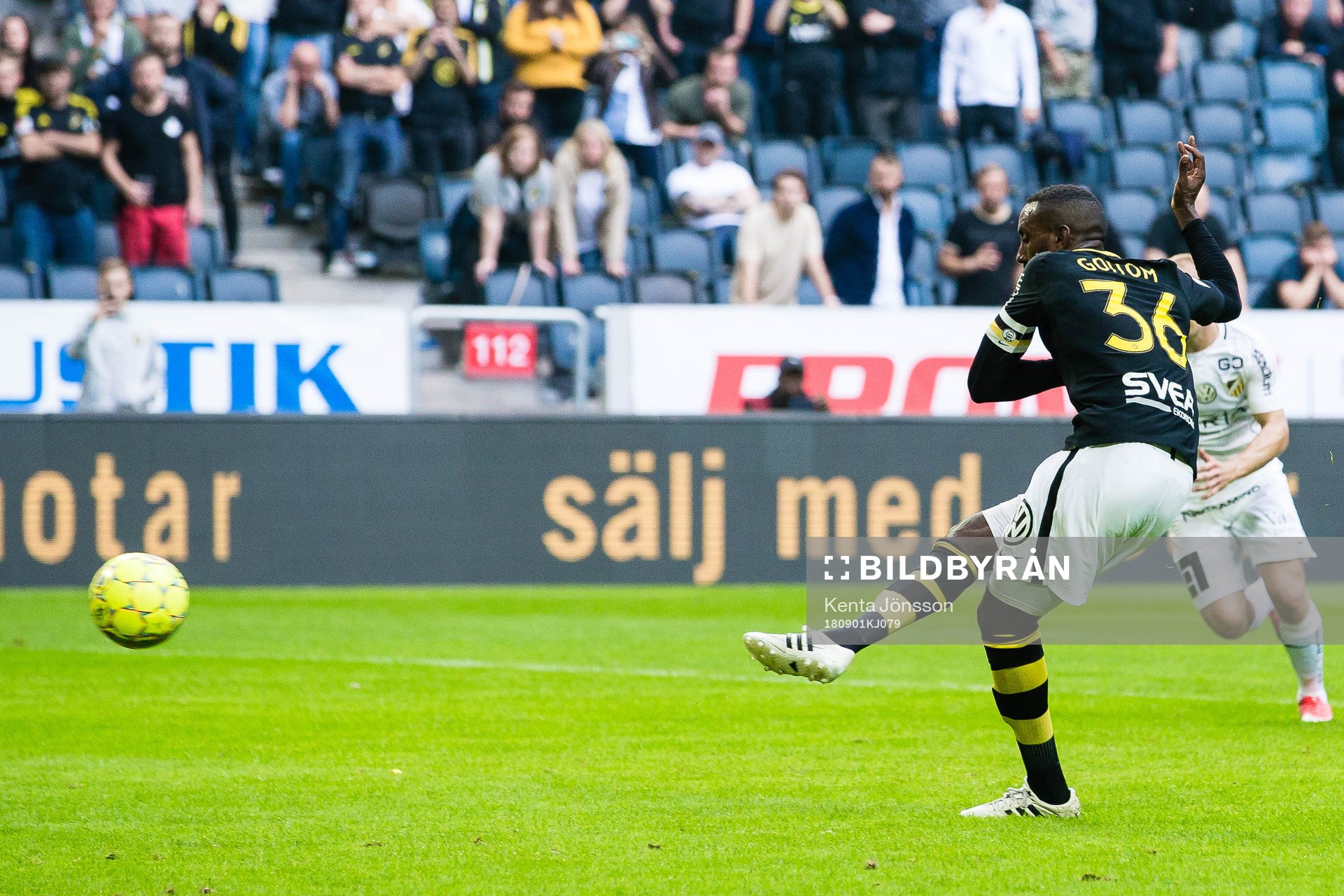 s Henok Goitom gör 2-0 på en straff