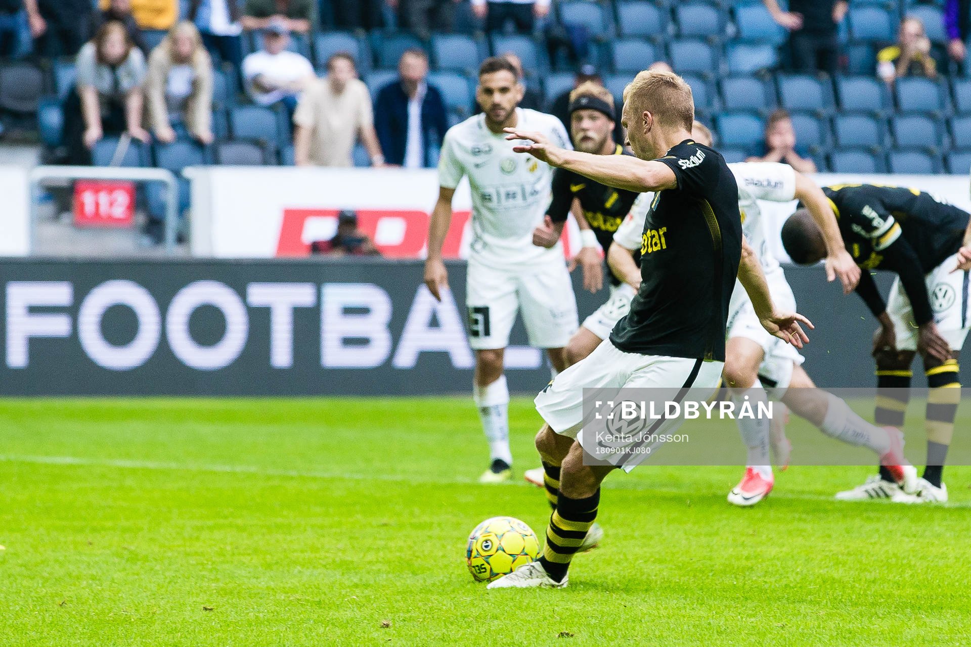 s Sebastian Larsson med en straffspark