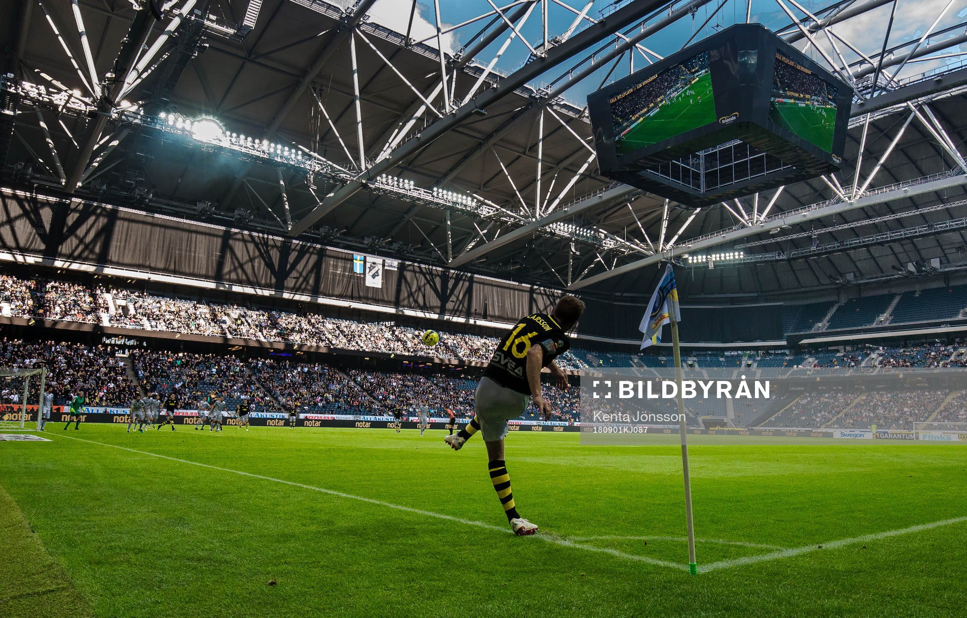 s Sebastian Larsson med en hörnspark