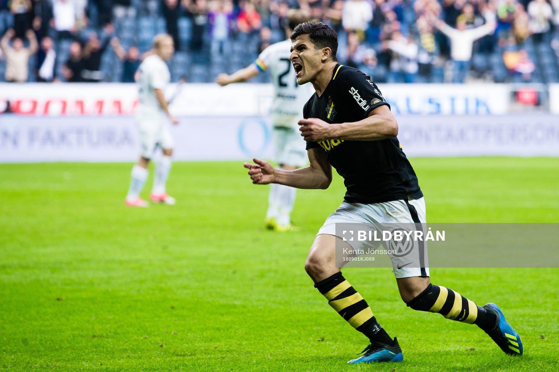 s Tarik Elyounoussi jublar