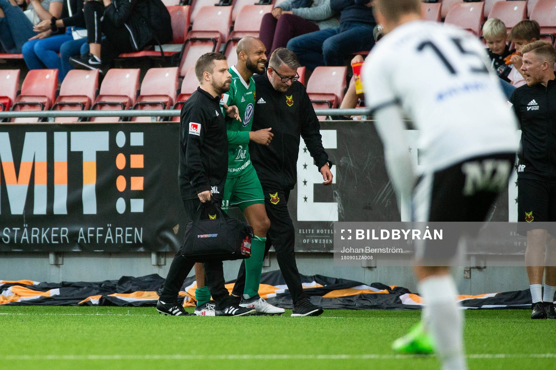 Östersunds målvakt Aly Keita blir skadad och får lämna