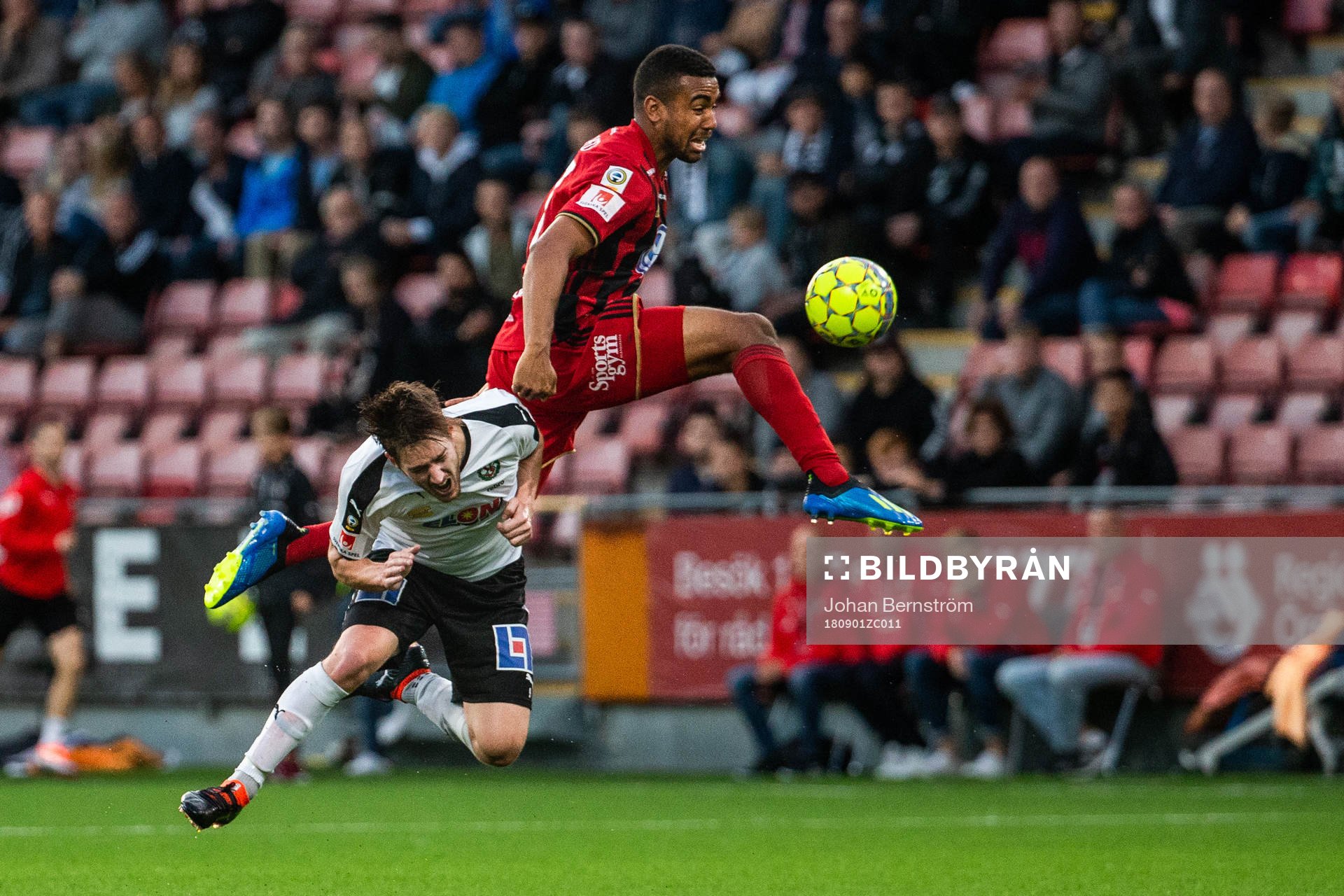 Östersunds Noah Sonko Sundberg och Örebros Victor Sköld