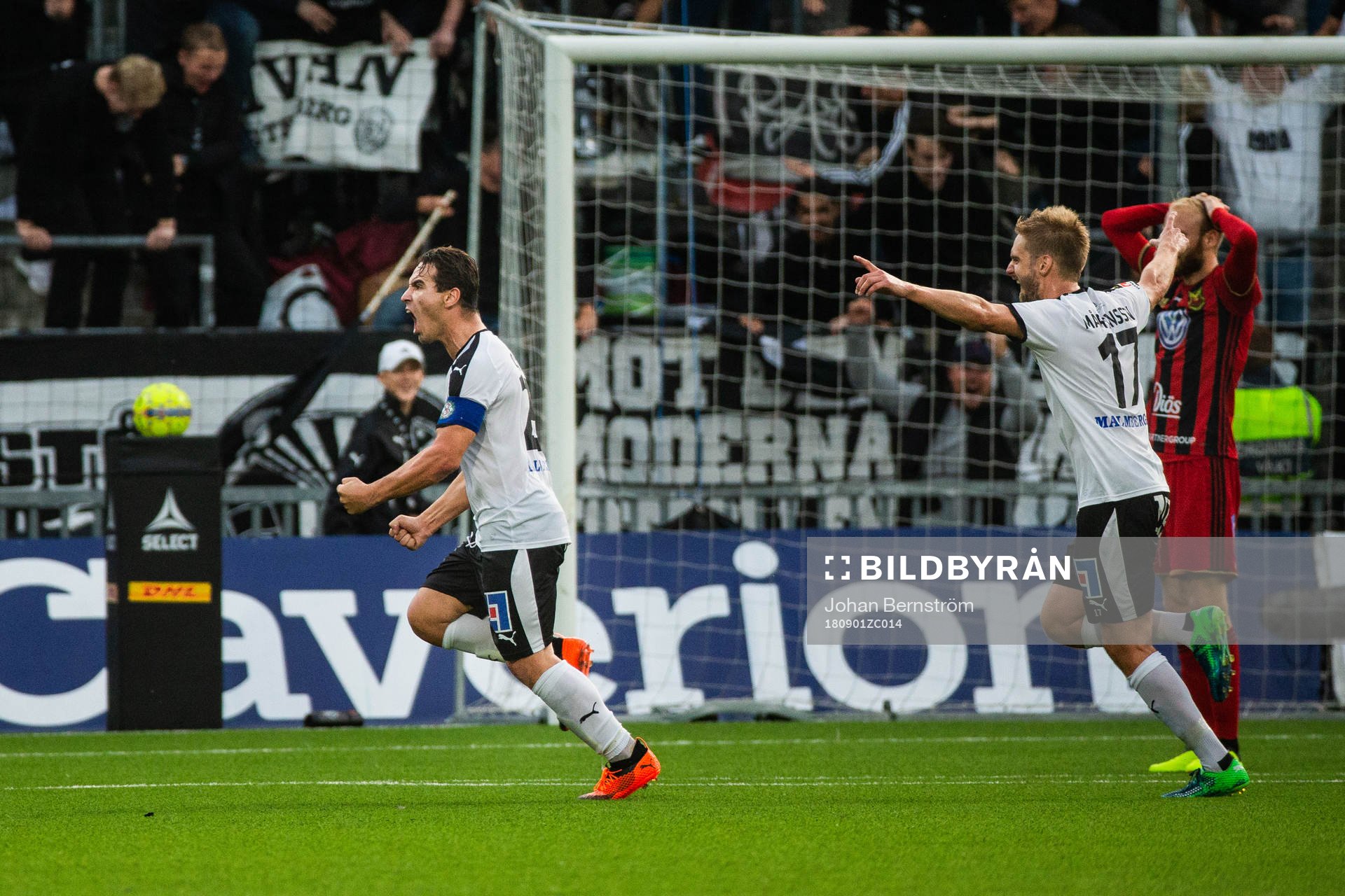Örebros Nordin Gerzic blir omkramad efter 2-1 under fotbollsmatchen i Allsvenskan mellan Örebro och Östersund den 1 september 2018 i Örebro.