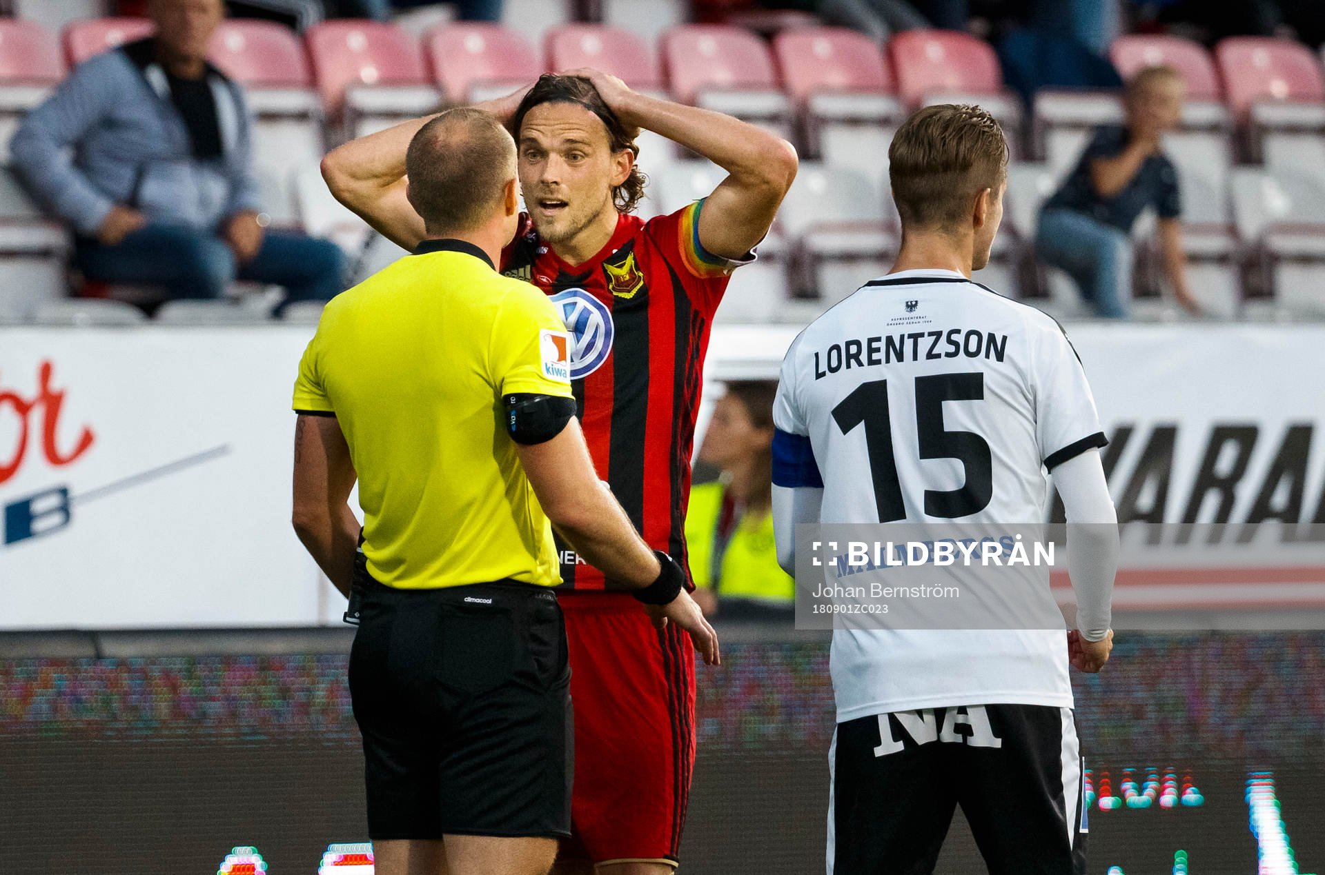 Östersunds Tom Pettersson deppar vid det bortdömda 2-2