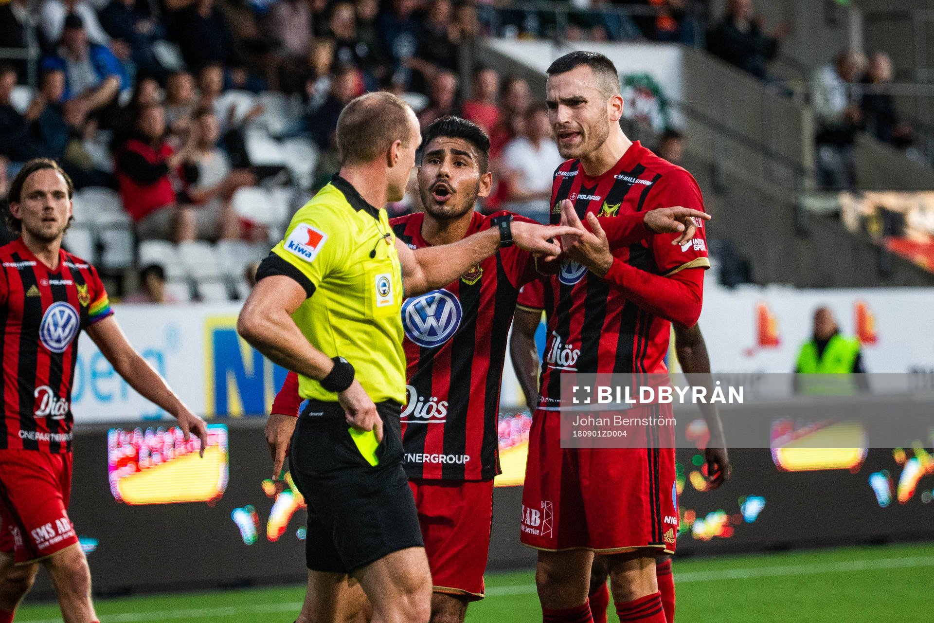 Östersunds Dino Islamovic och Hosam Aiesh protesterar
