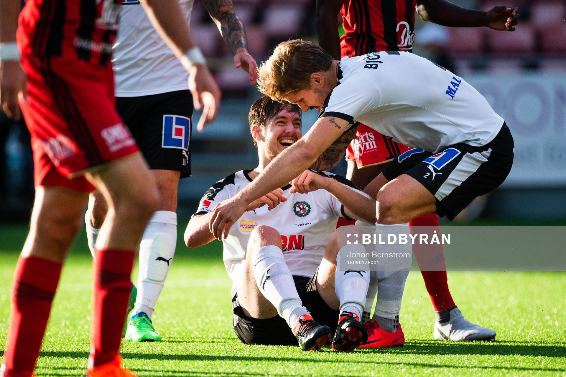 Örebros Victor Sköld jublar
