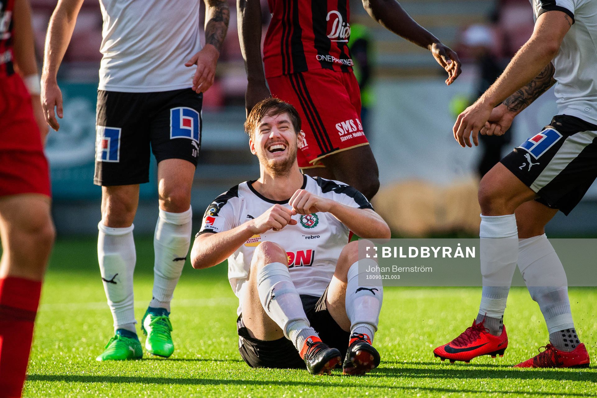 Örebros Victor Sköld jublar