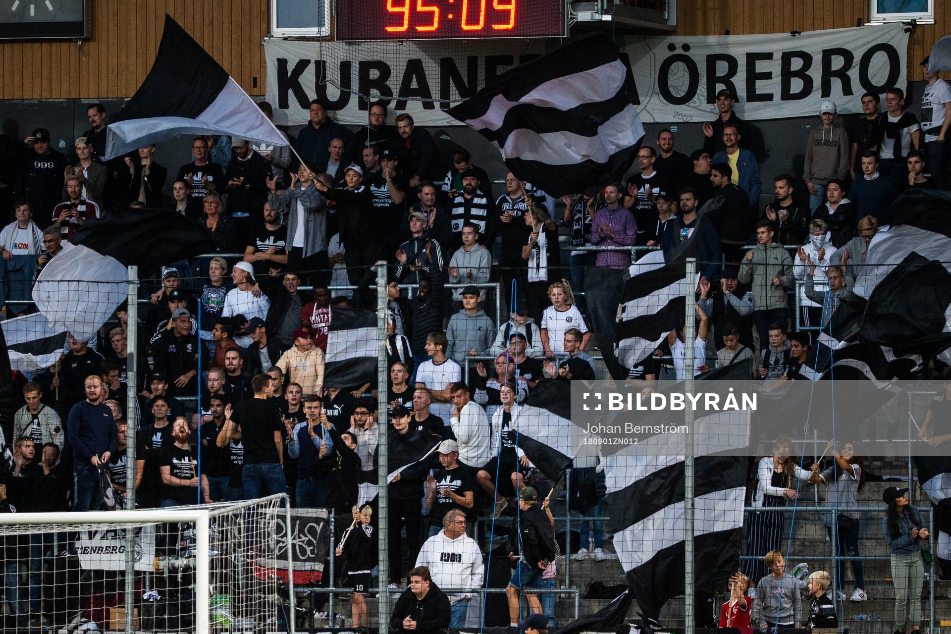 Örebros supportrar jublar