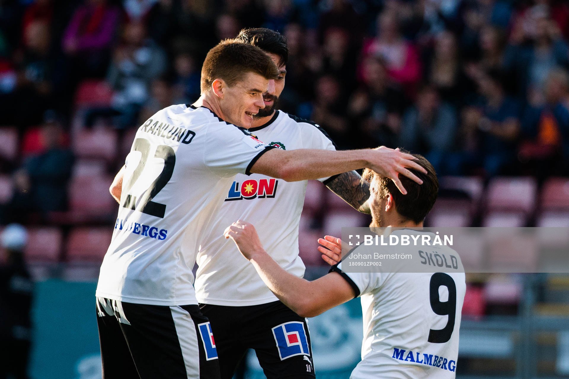 Örebros Victor Sköld blir omkramad av lagkamrater