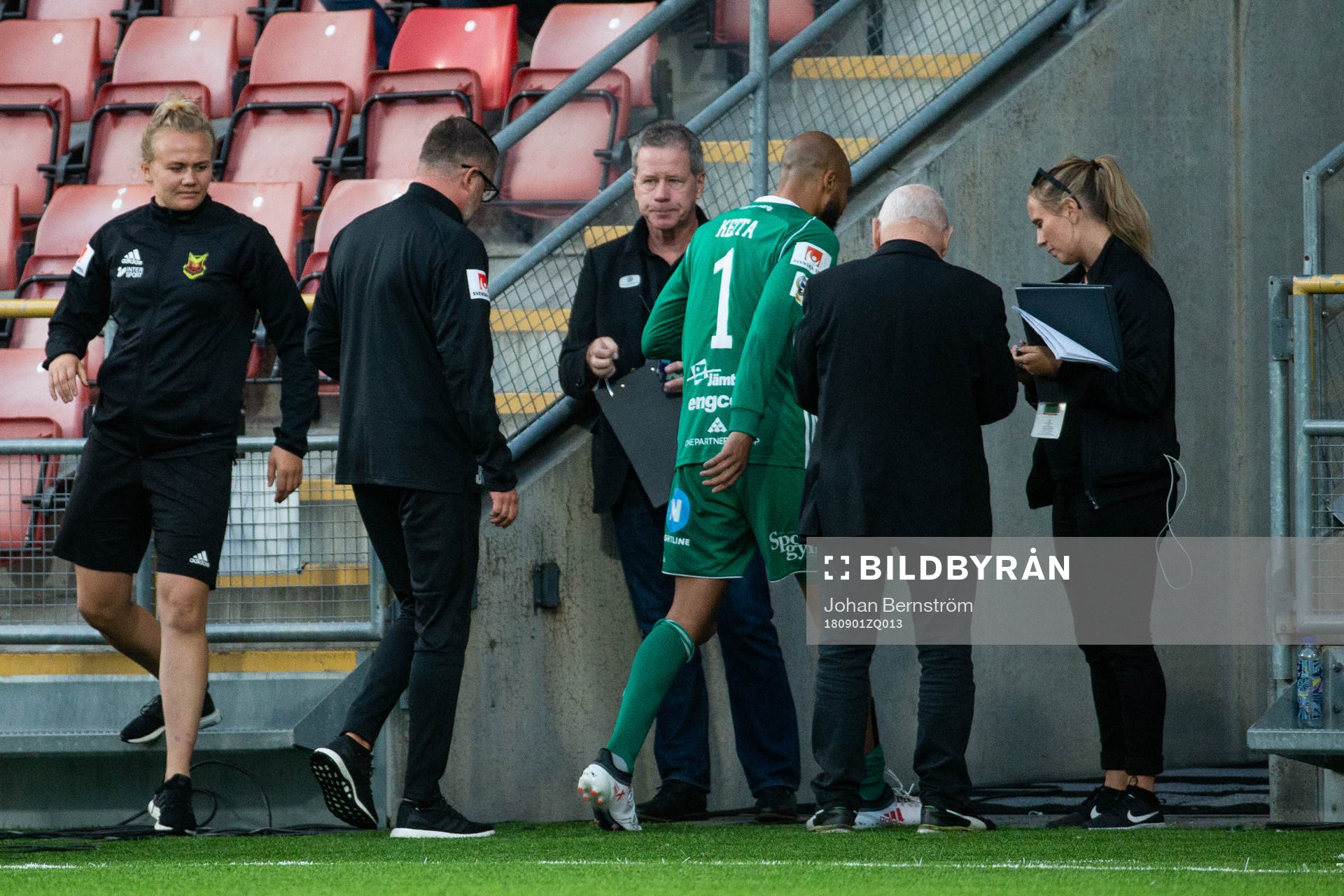 Östersunds målvakt Aly Keita blir skadad och får lämna