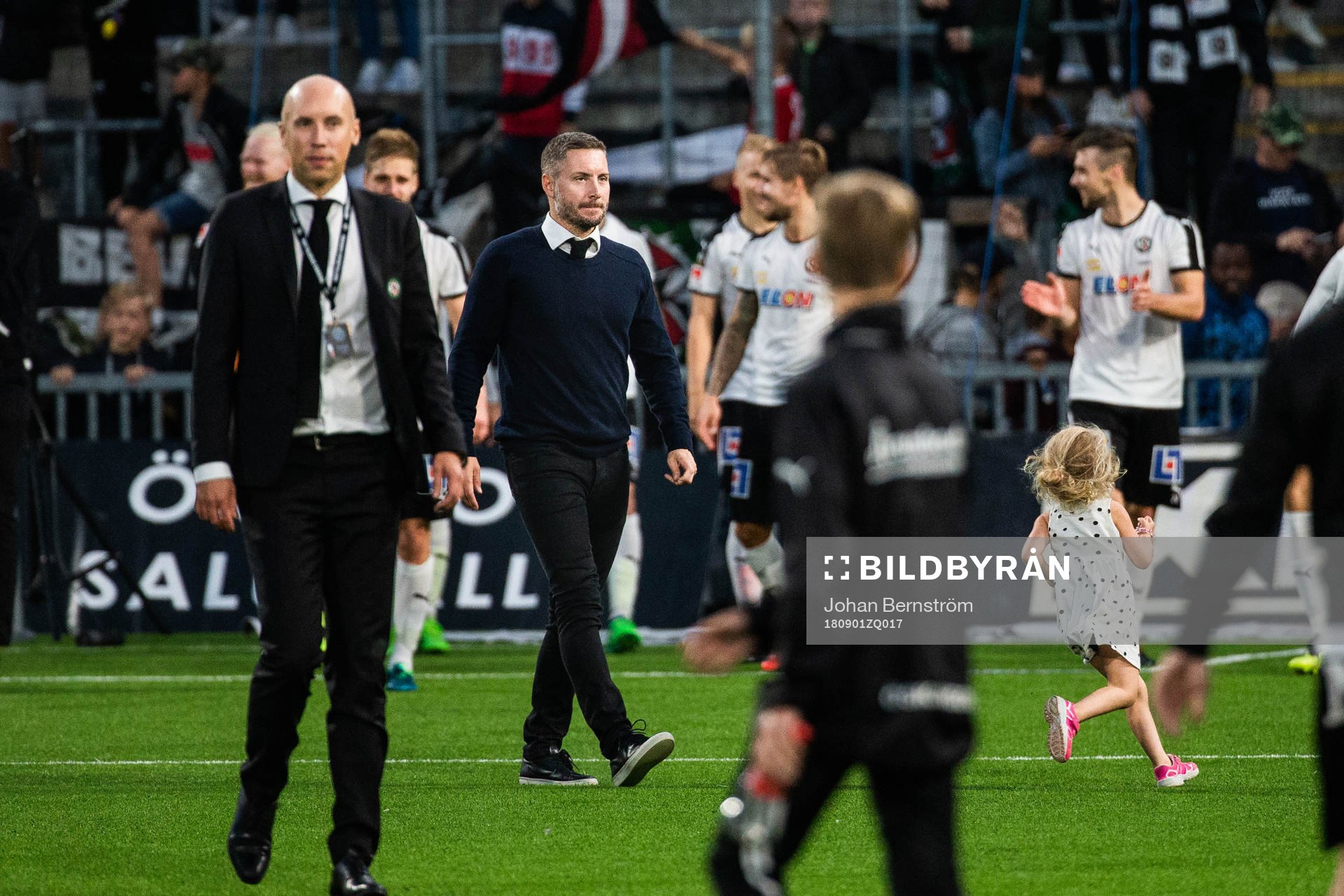 Örebros tränare Axel Kjäll jublar