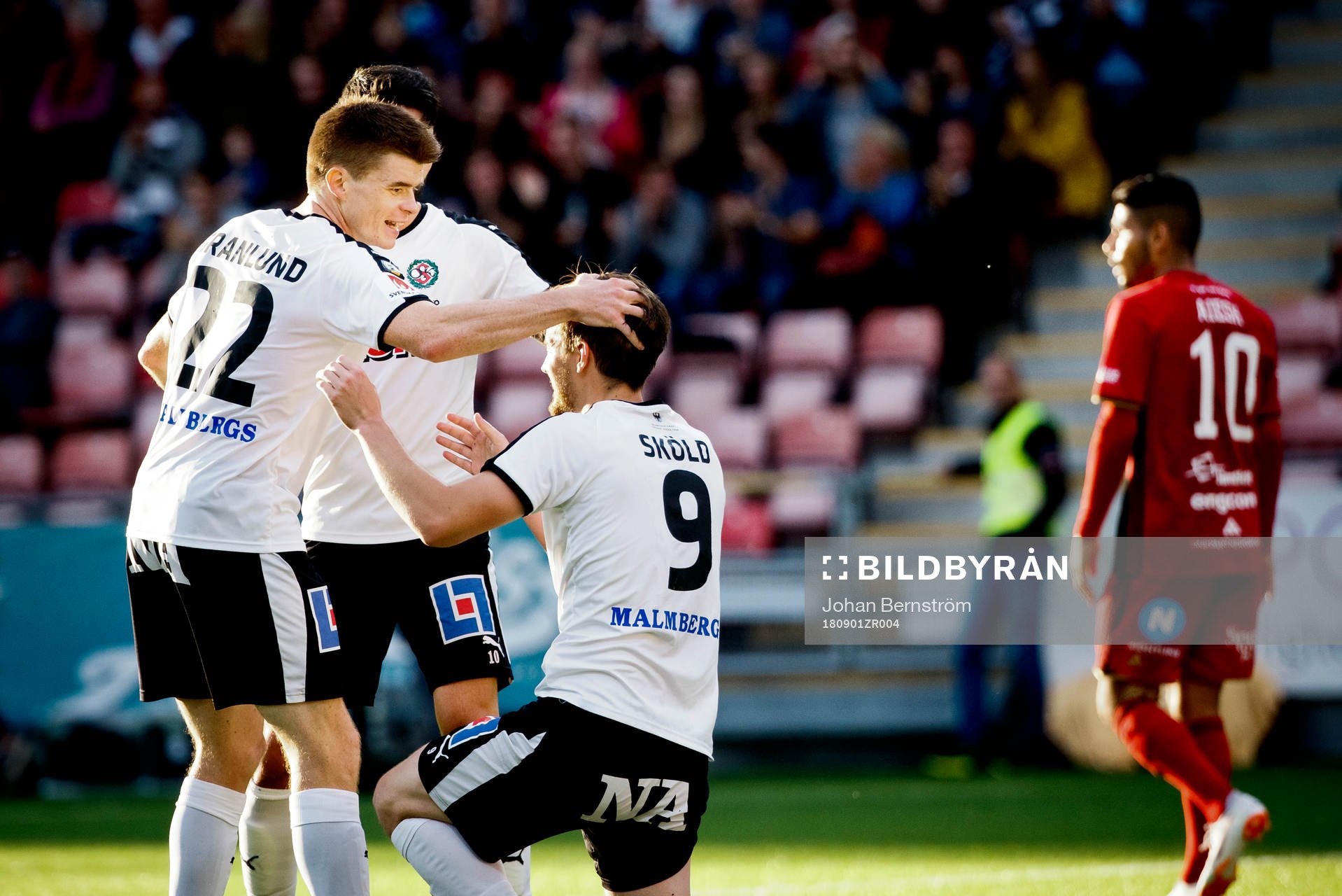 Örebros Victor Sköld gör 1-0 och jublar med Albin