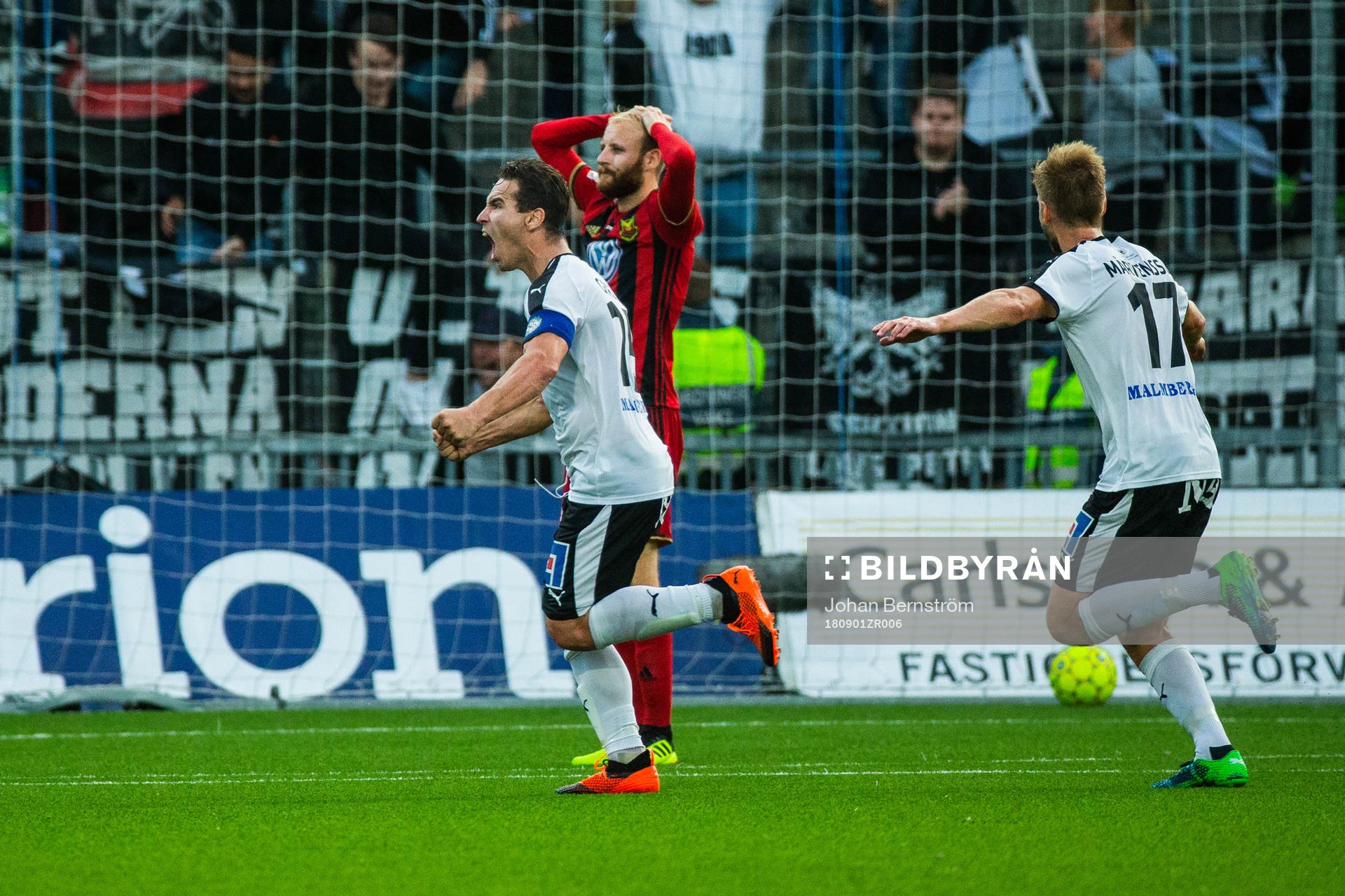 Örebros Nordin Gerzic blir omkramad efter 2-1 under fotbollsmatchen i Allsvenskan mellan Örebro och Östersund den 1 september 2018 i Örebro.