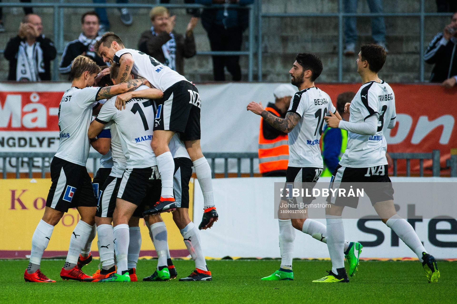 Örebros Nordin Gerzic blir omkramad efter 2-1 under fotbollsmatchen i Allsvenskan mellan Örebro och Östersund den 1 september 2018 i Örebro.