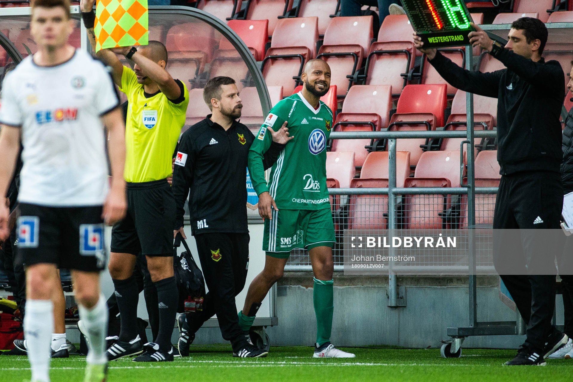 Östersunds målvakt Aly Keita blir skadad och får lämna