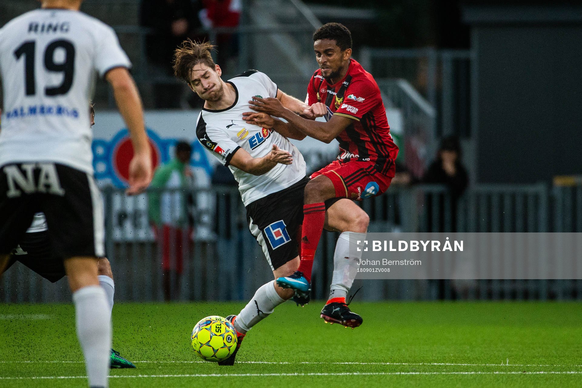 Örebros Victor Sköld och Östersunds Tesfaldet Tekie i en